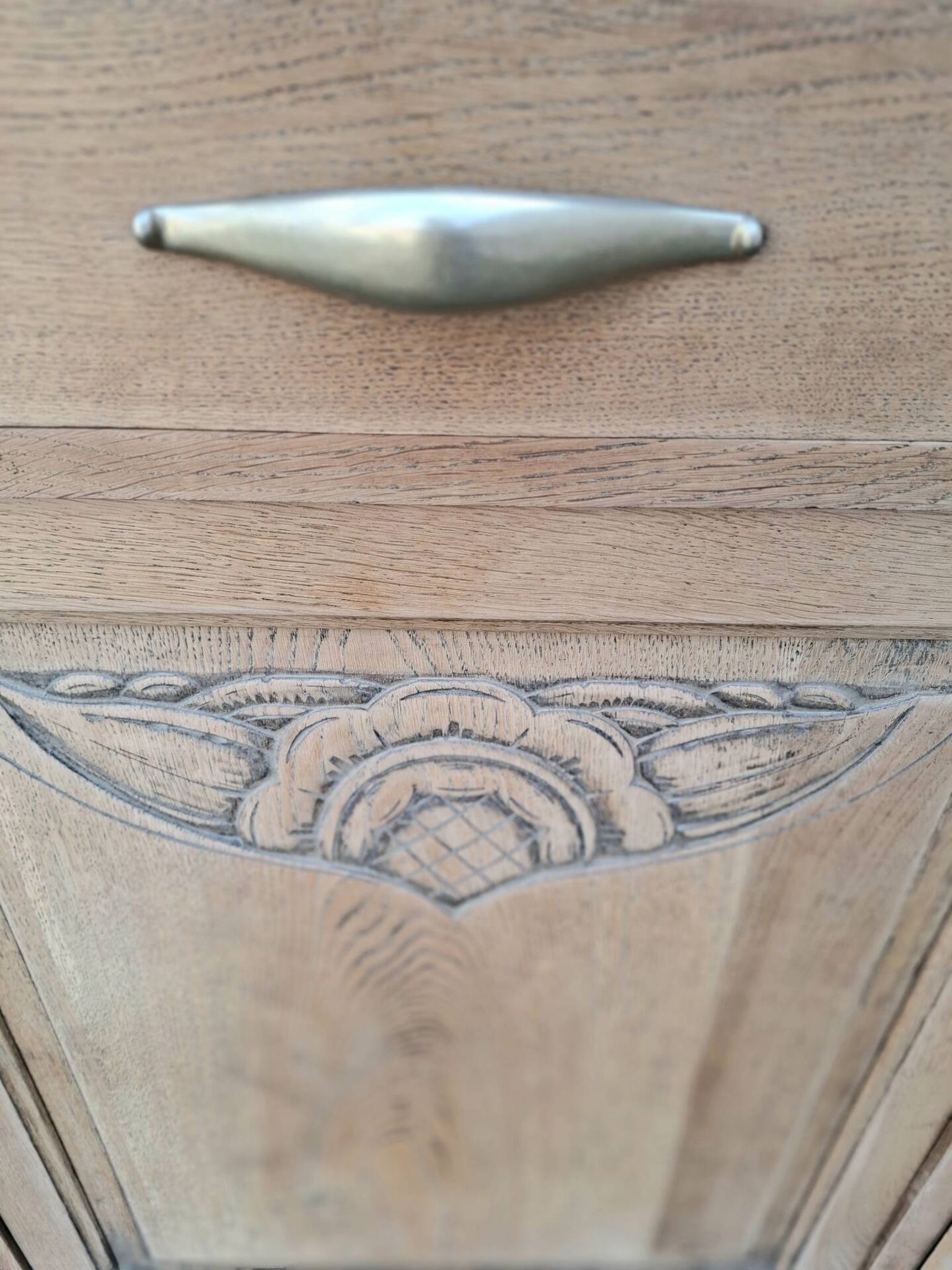 Art Deco buffet in oak and anthracite.