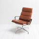 Fauteuil lounge Eames modèle EA 216 softpad en cognac