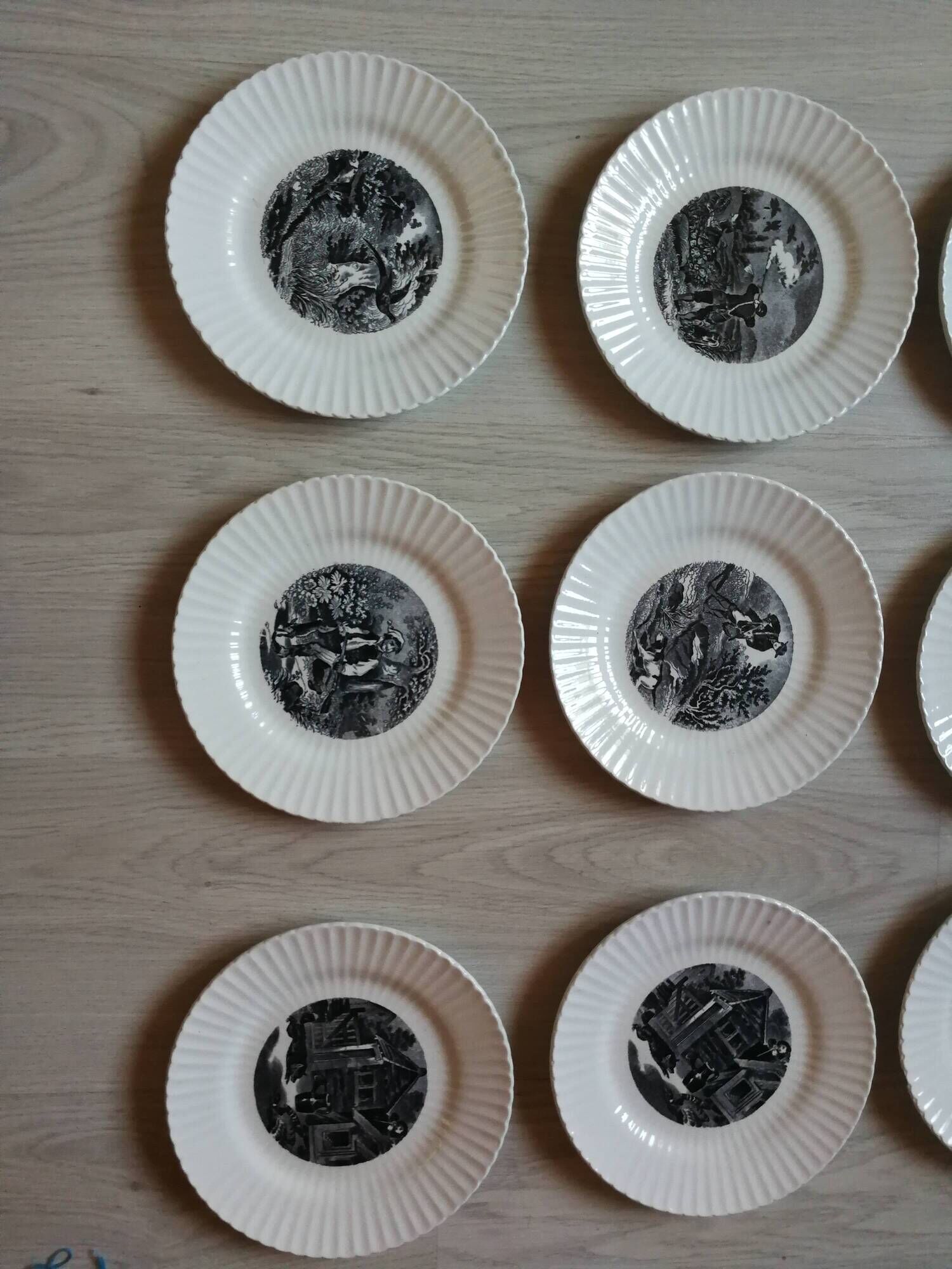 Série de 12 assiettes à décor scènes de chasse en faïence de DIGOIN-SARREGUEMINES