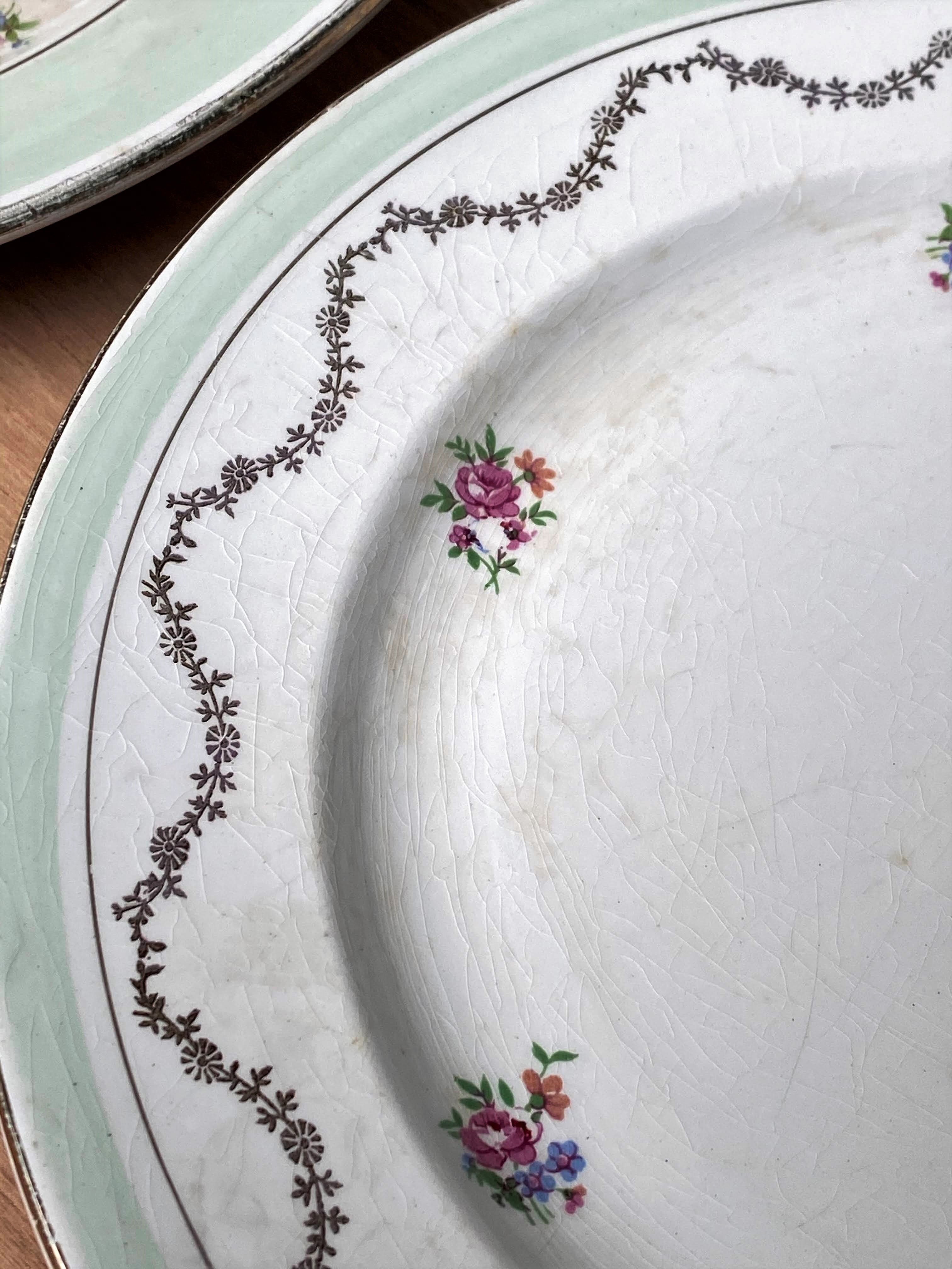 Set of 2 mismatched serving dishes