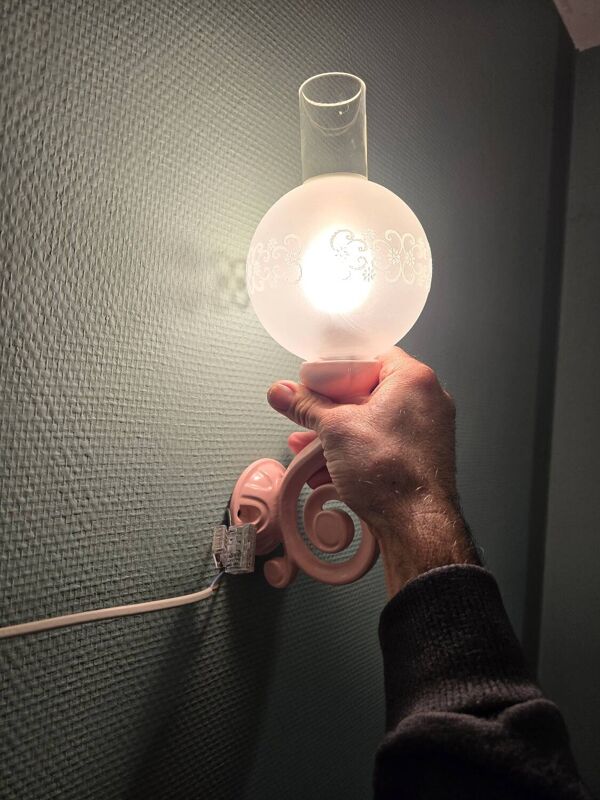 Appliques originales en fonte émaillée rose et globes en verre dépoli