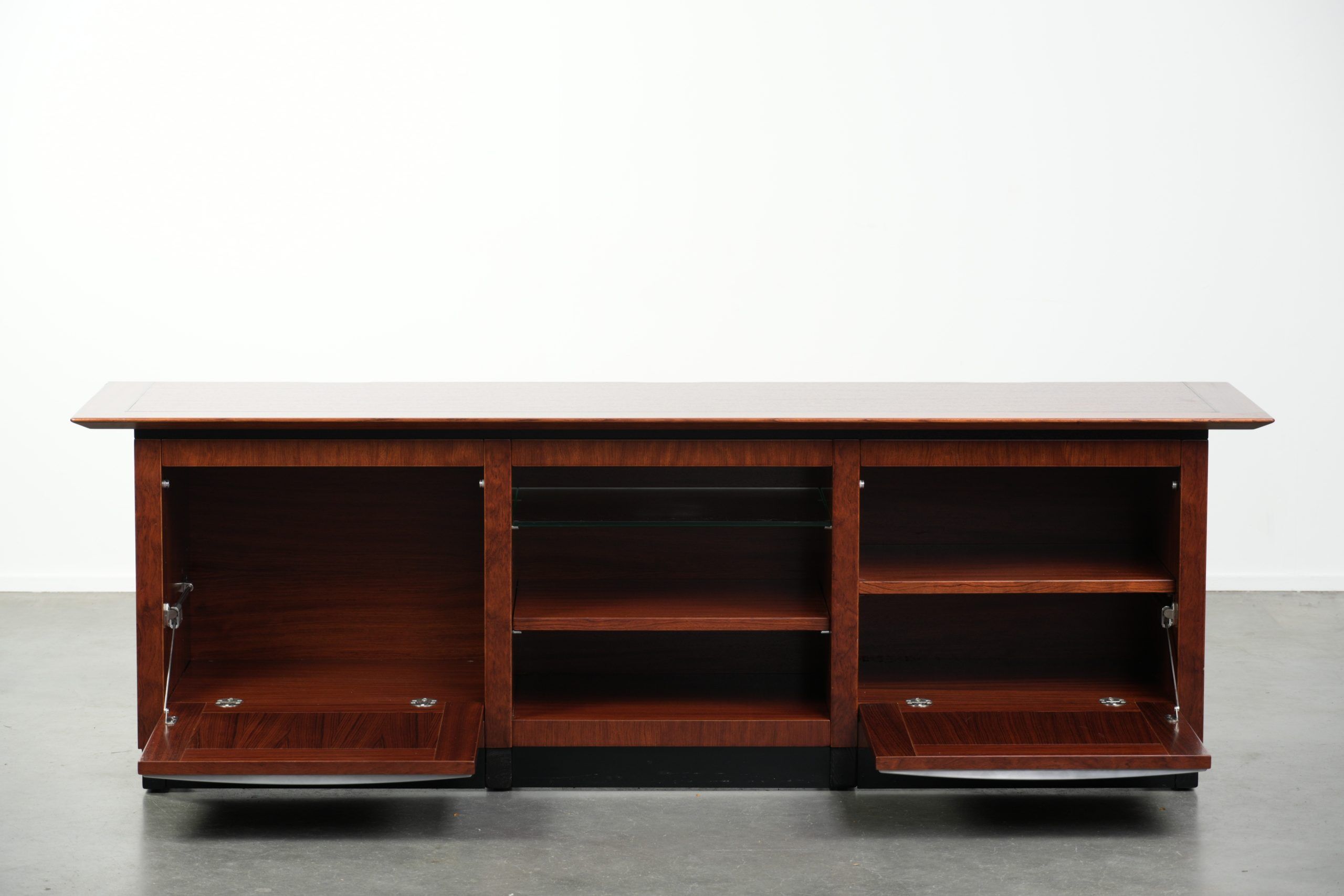 In good condition Art Deco design sideboard/TV cabinet