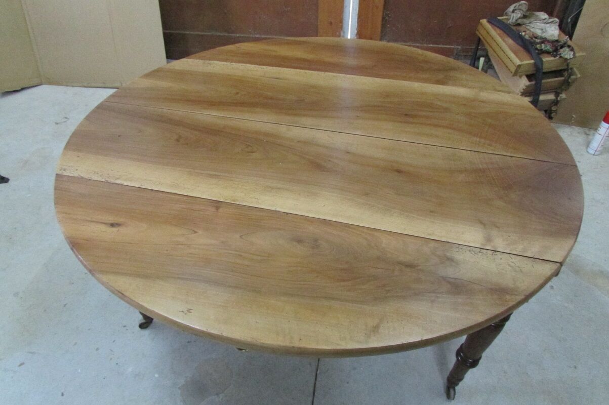 Round table 4 feet, opening with walnut shutters