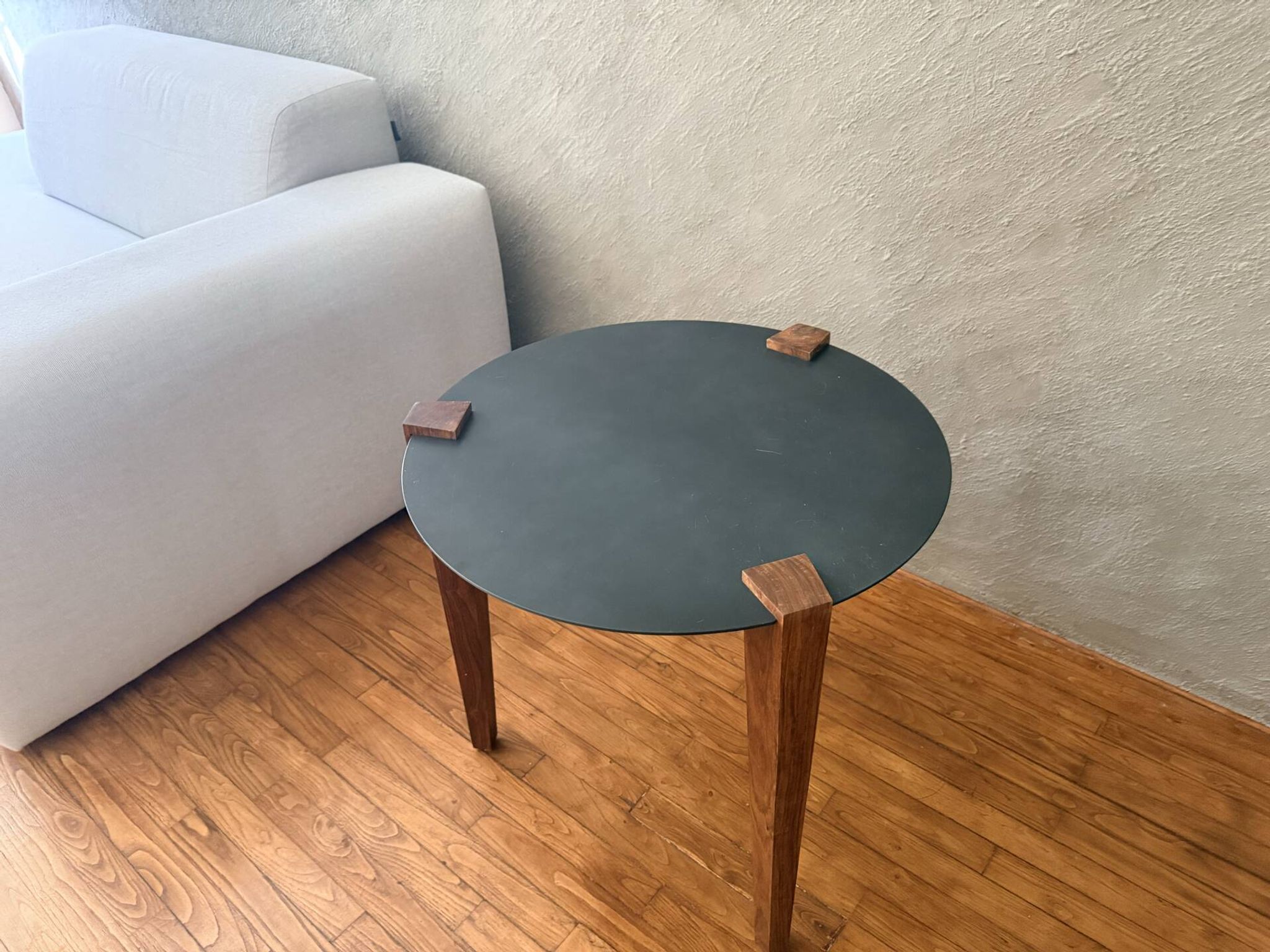 Table d’appoint « REDA » – Plateau métal noir / Pieds Sesham – Moinat