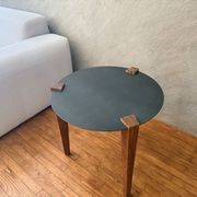 Table d’appoint « REDA » – Plateau métal noir / Pieds Sesham – Moinat