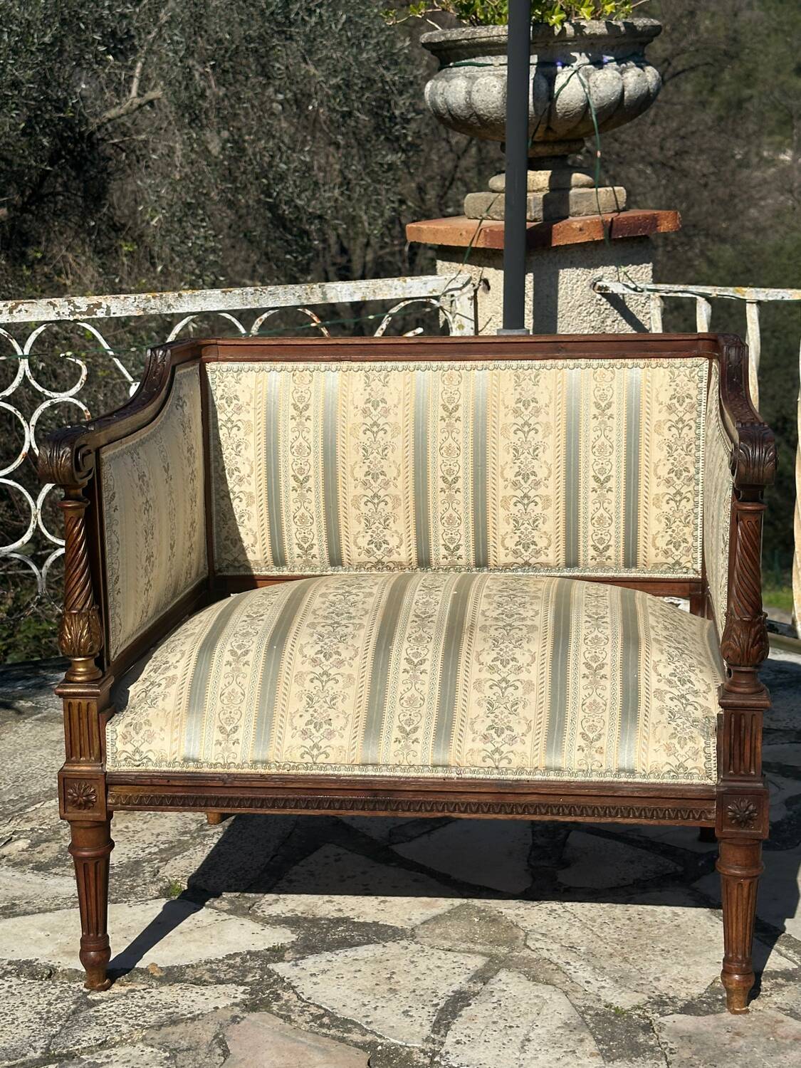Low armchair in finely carved wood in the Louis XVI style from the 19th century