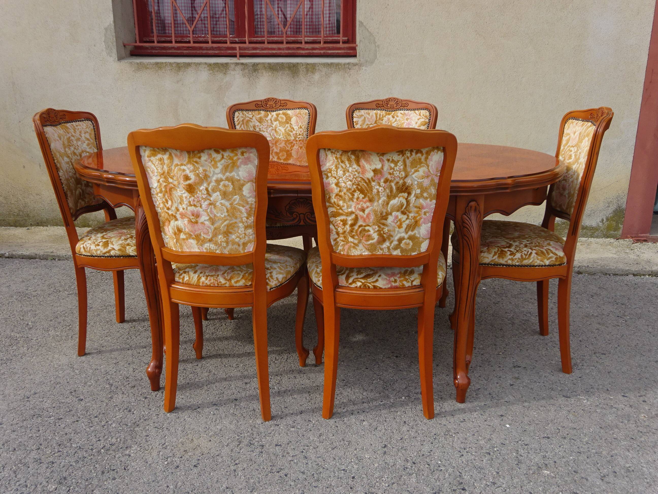 Large oval table in Regency style, extensions under the top.
