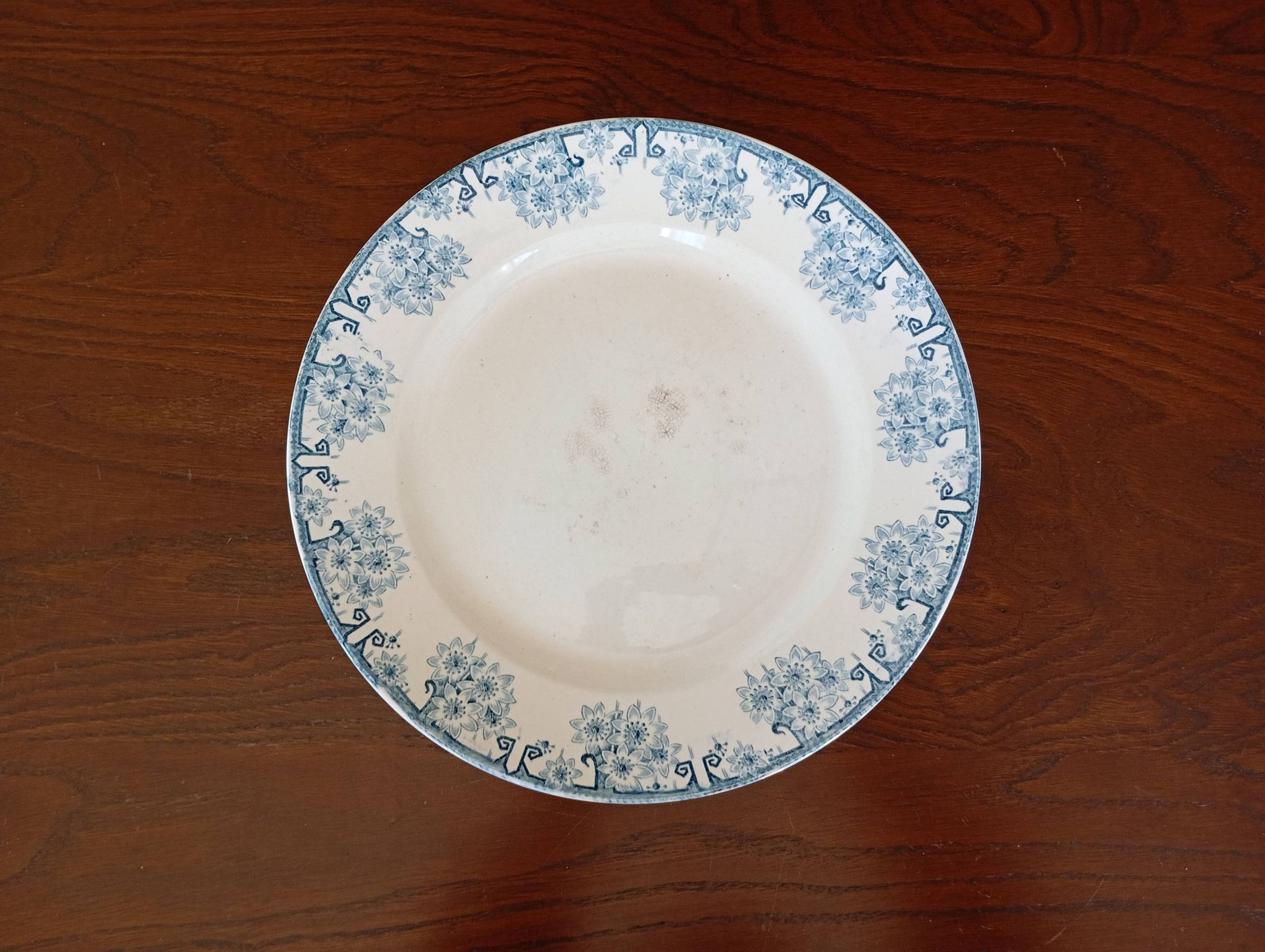 Plat à gâteau en terre de fer Longwy "Marguerites"