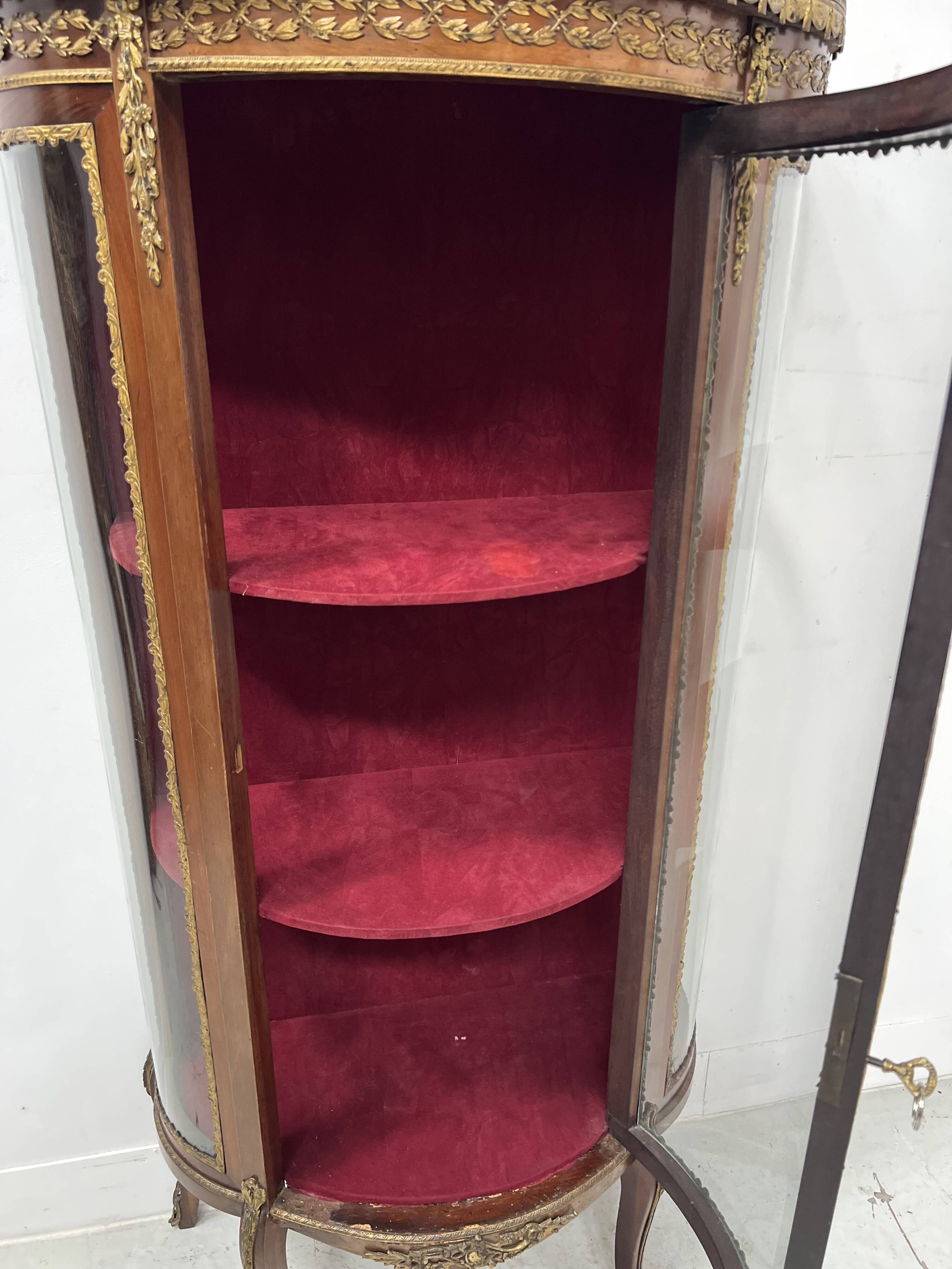 Napoleon III style curved display case in mahogany and veneer, 20th century