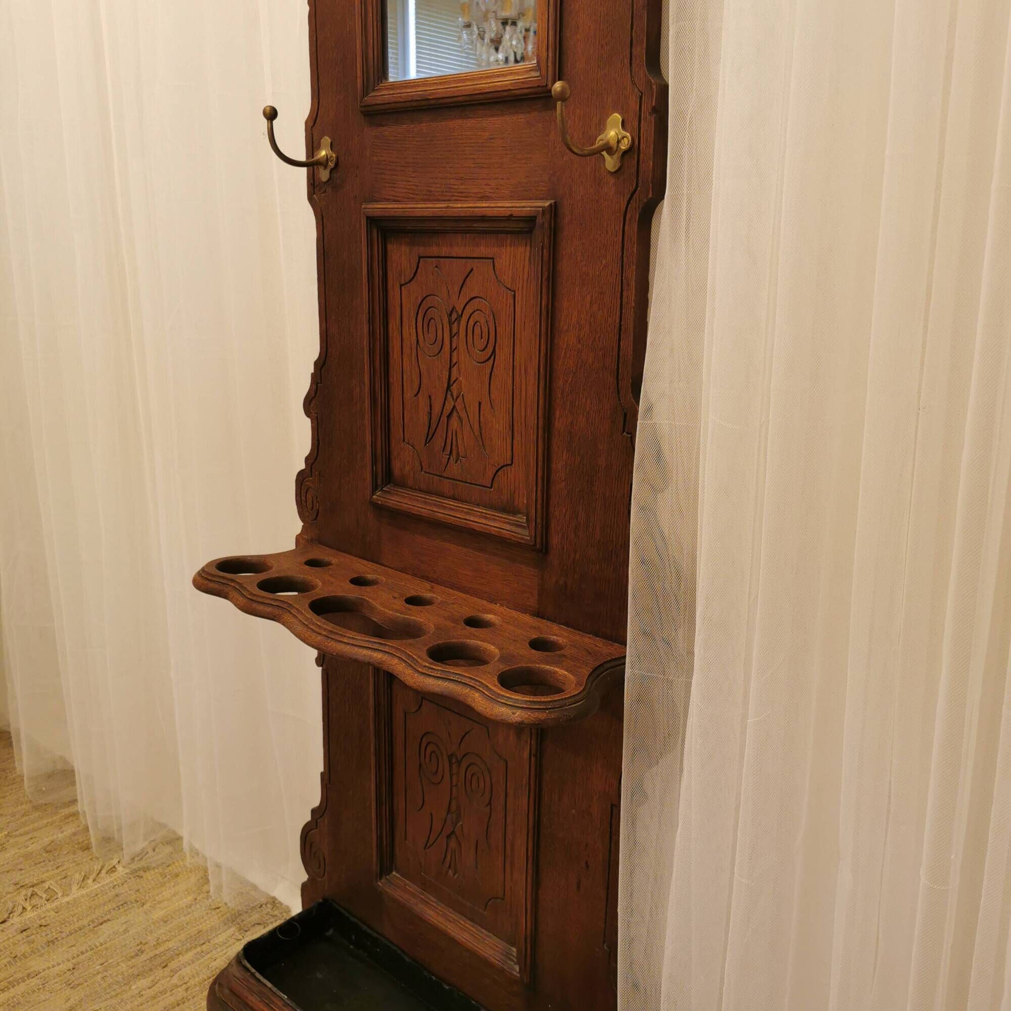 Oak cloakroom/coat rack with mirror