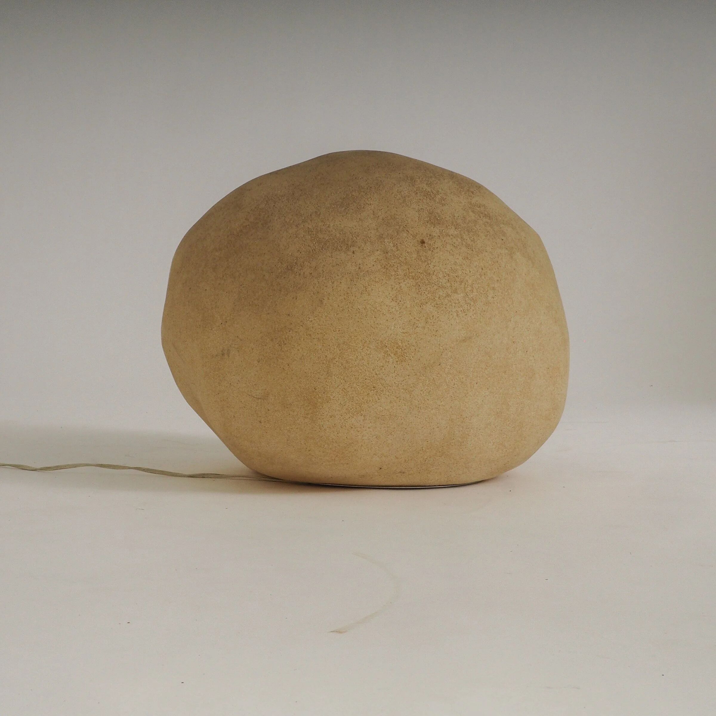 Lampe en pierre lunaire Dora par André Cazenave