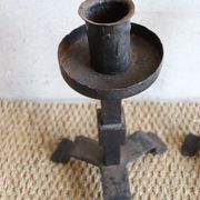 Paire de grands bougeoirs brutalistes en fonte années 50