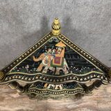 Inde vers 1900 : jolie étagère d'angle en bois laqué et peint