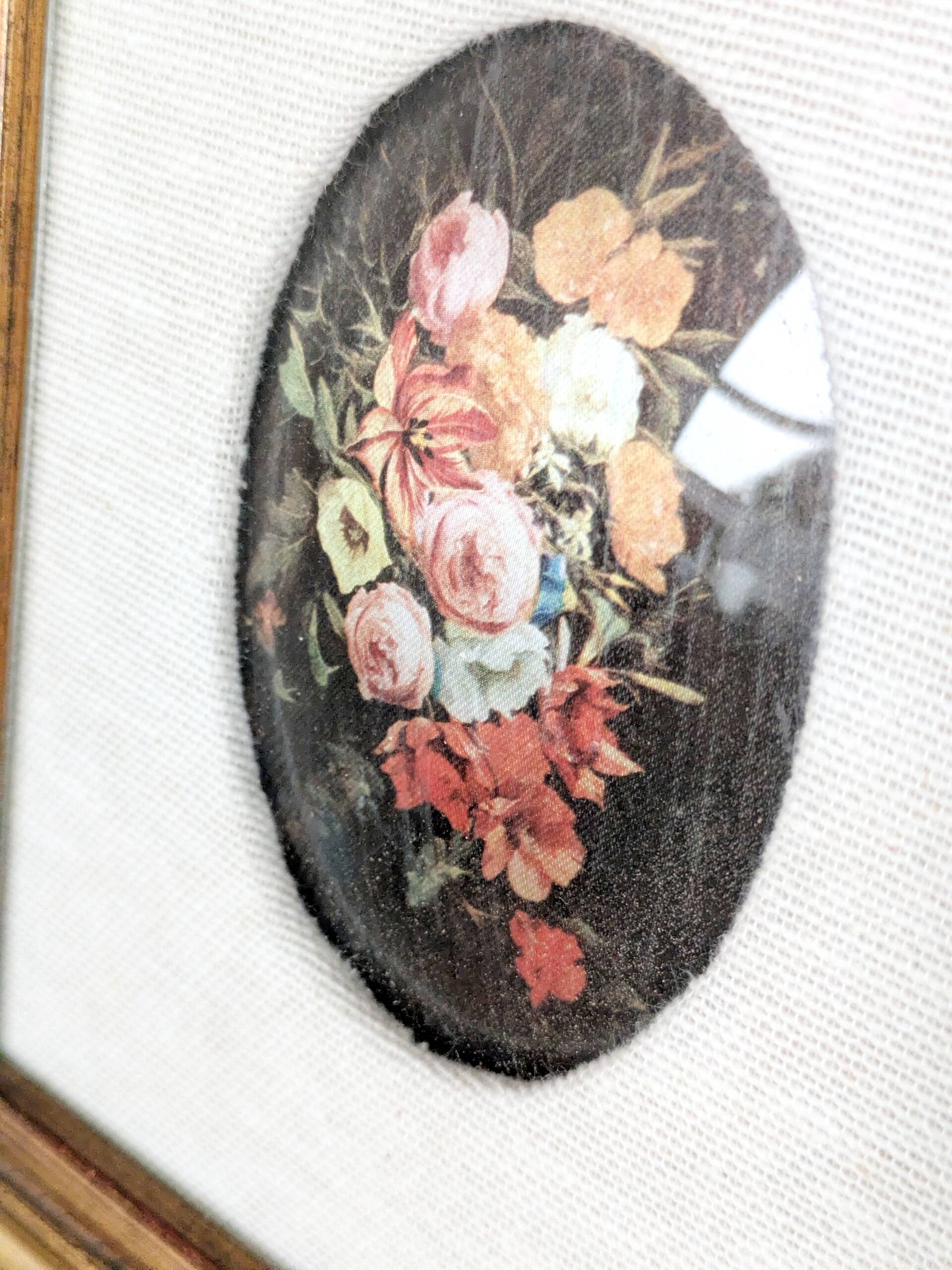 Vintage floral print with oval mat and gold wooden frame.