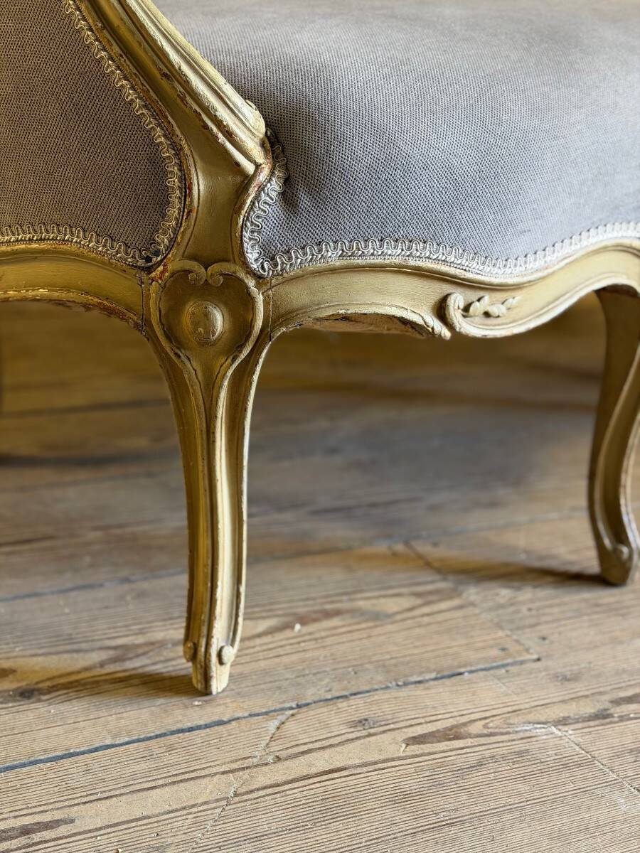Louis XV style carved and painted wooden basket seat, 19th century.