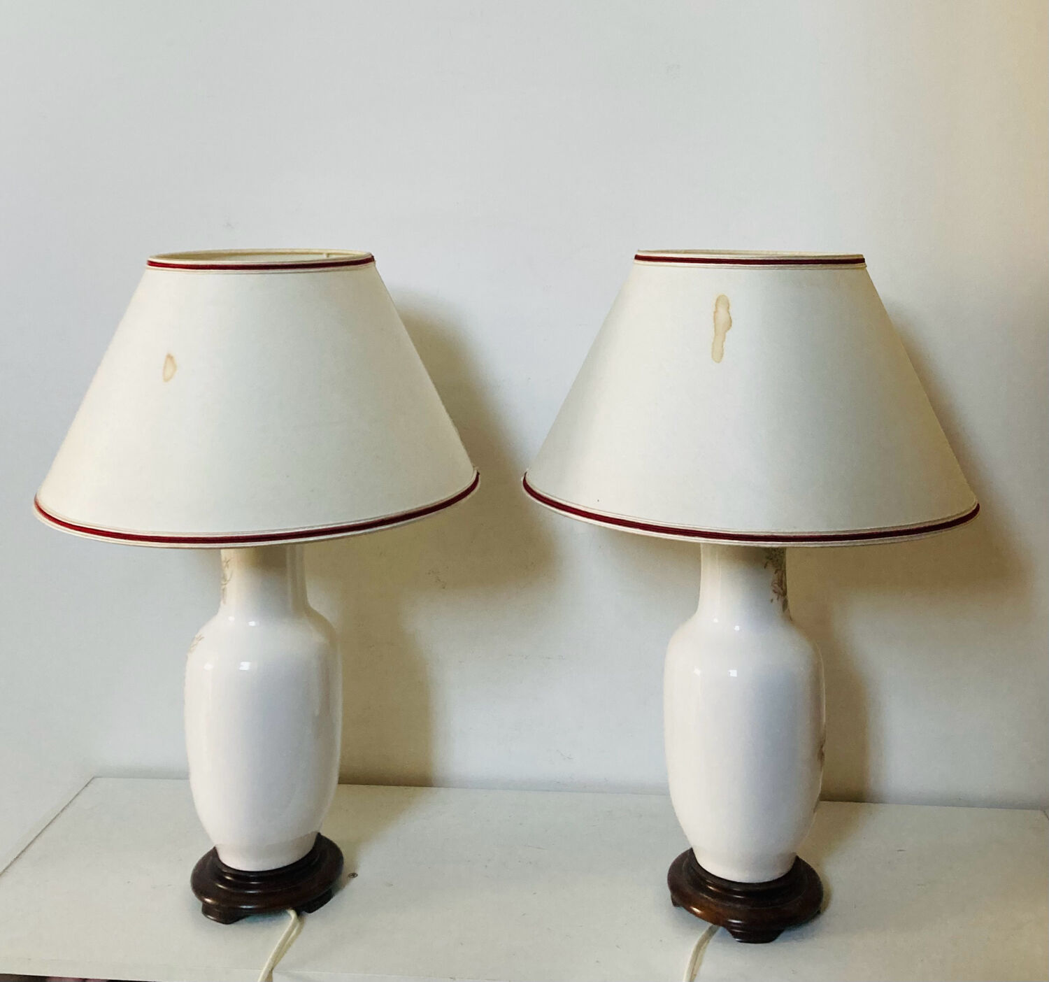 Asian lamps in earthenware from the 1970s/80s with handmade floral decoration.