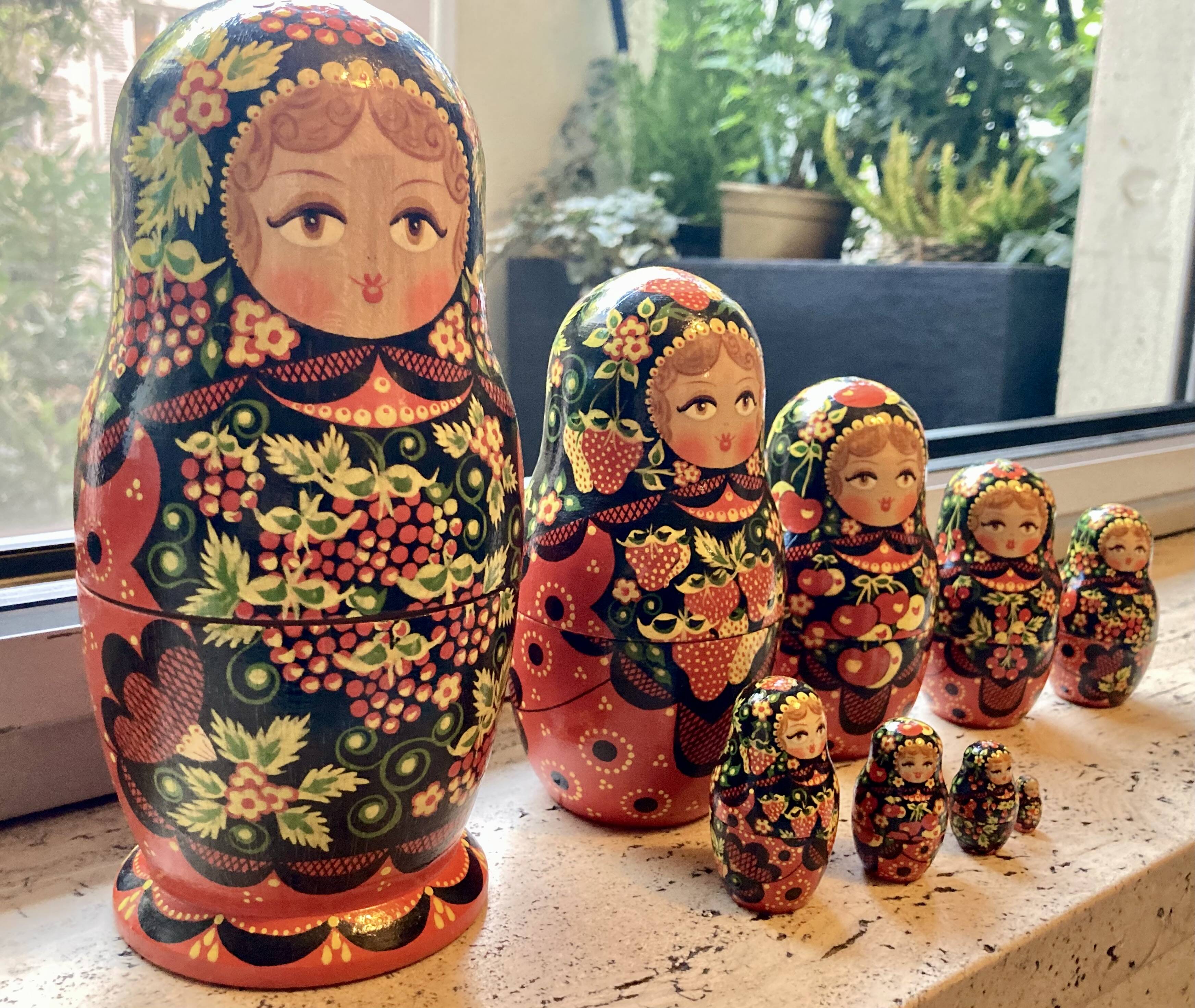 Magnificent family of Russian matryoshkas – 9 dolls – excellent condition