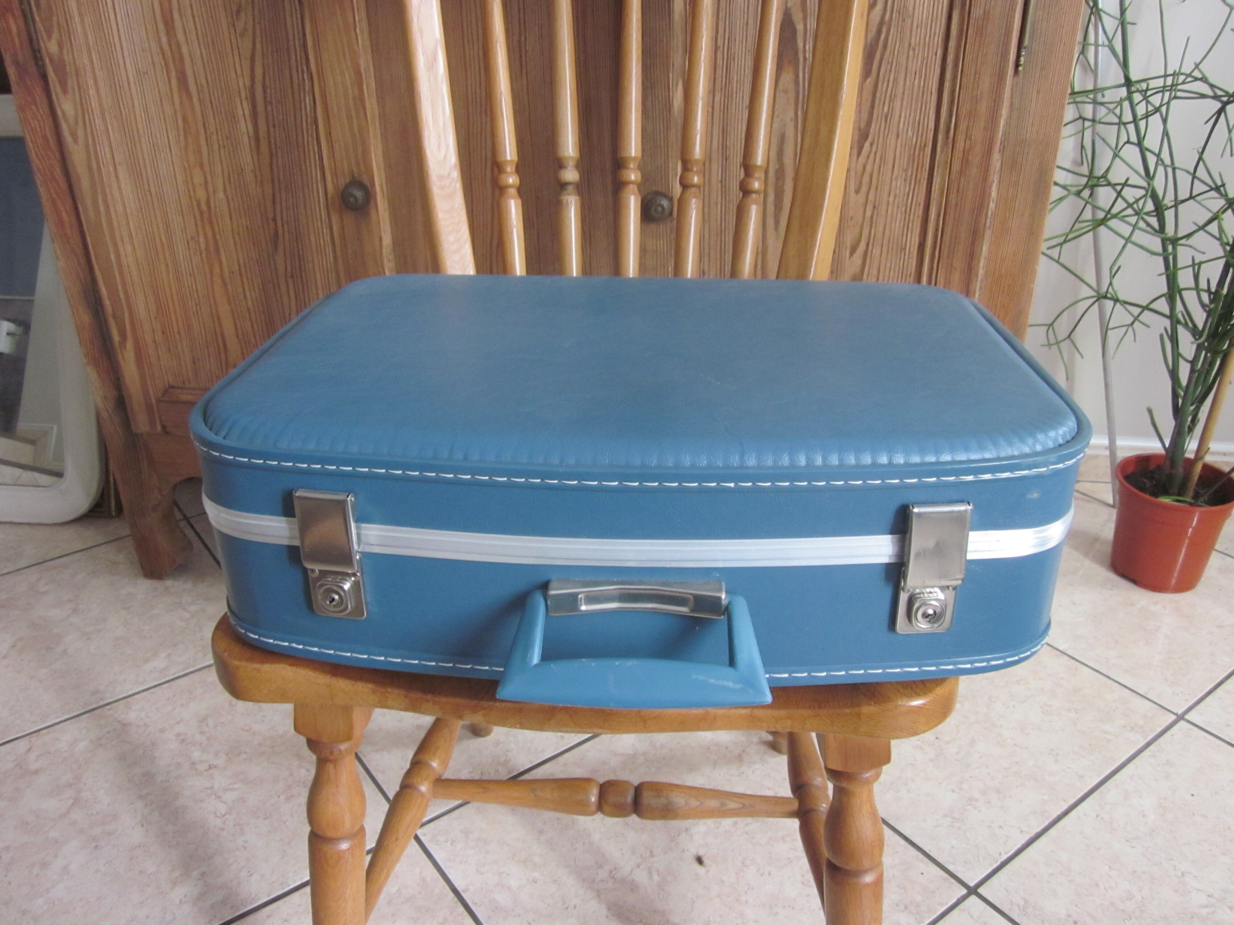 Vintage suitcase air hostesse