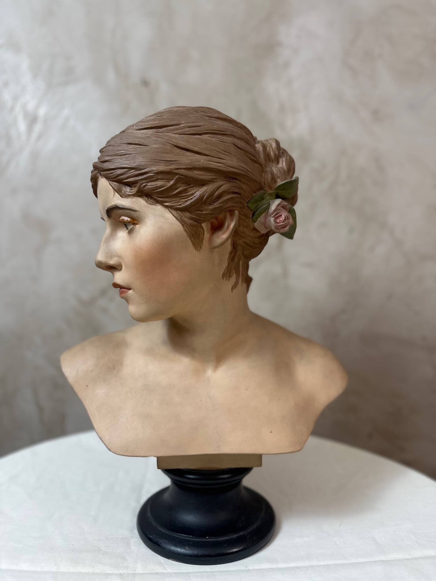 Buste de femme en platre