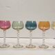 Lot de 6 verres à pied en cristal coloré avec pied torsadé doré.