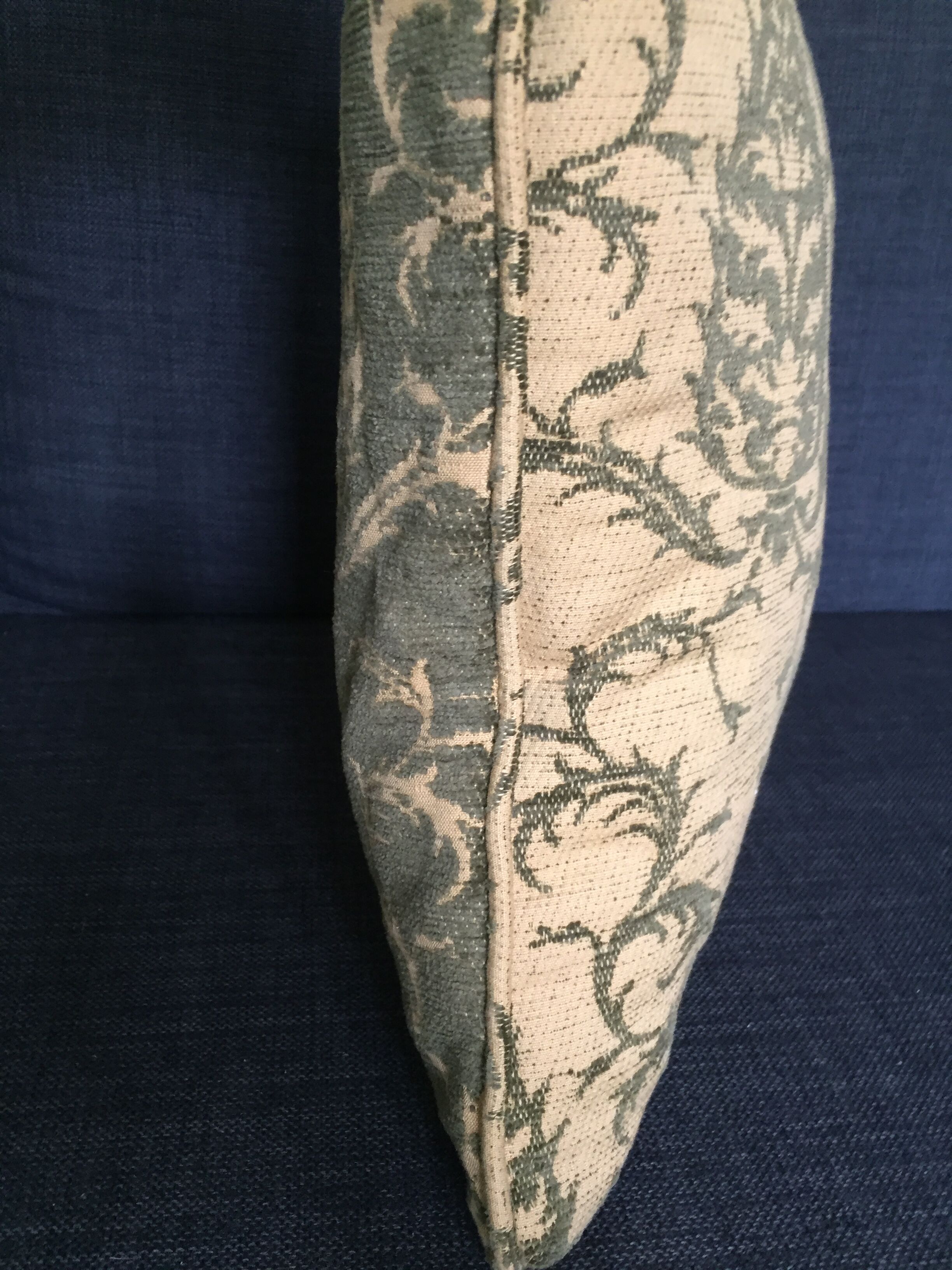 Decorative pillow case in velvet with ottoman turkish 16th century motifs