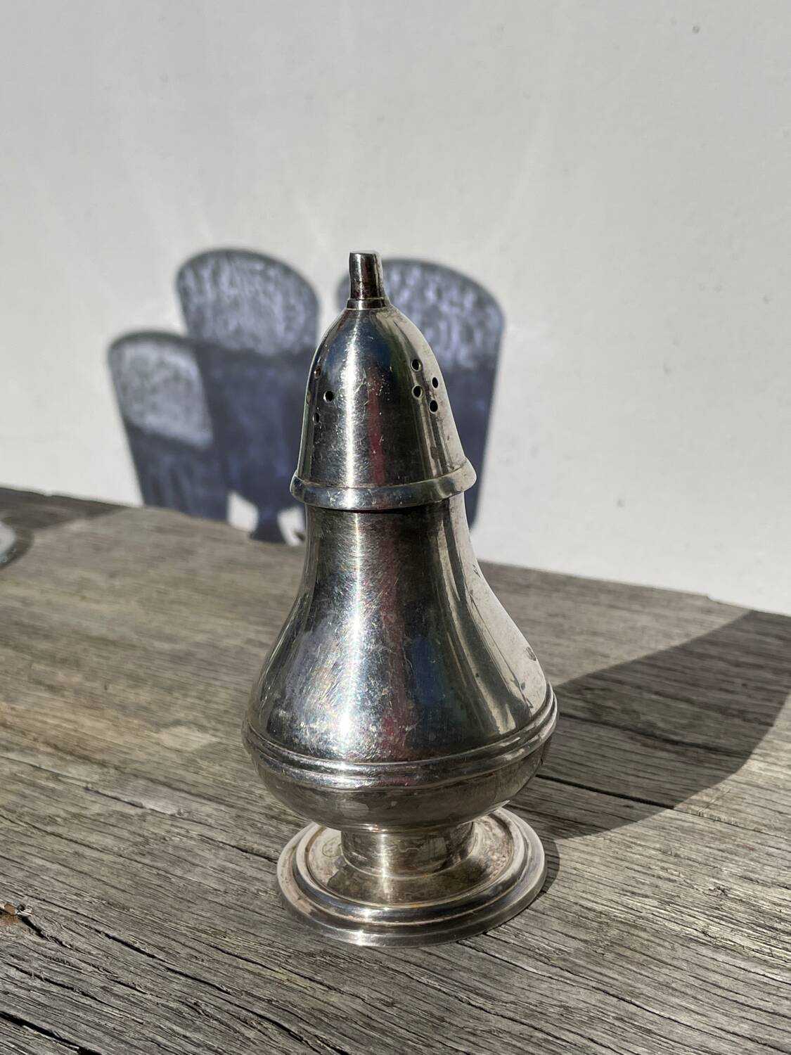 Salière ou poivrier en métal argenté