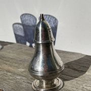 Salière ou poivrier en métal argenté