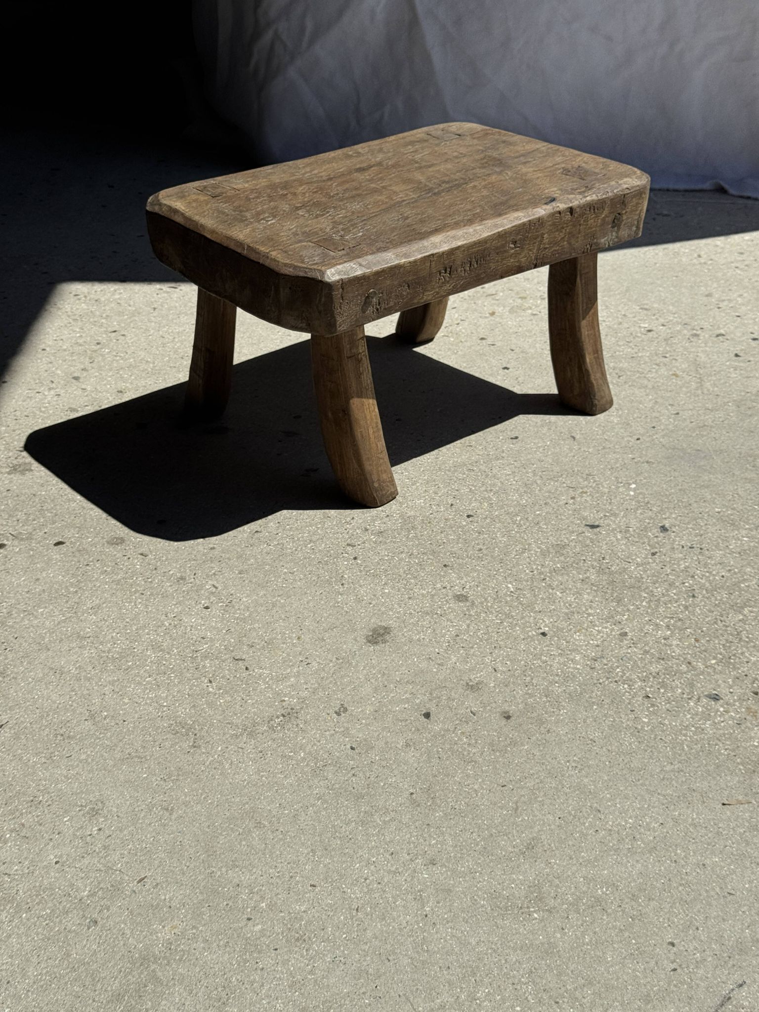Petit stool, tabouret d'appoint en teck massif rectangulaire arrondie