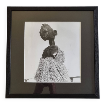 Photographie ethnographique vintage, Grand masque Baga encadrée, 44 x 44 cm
