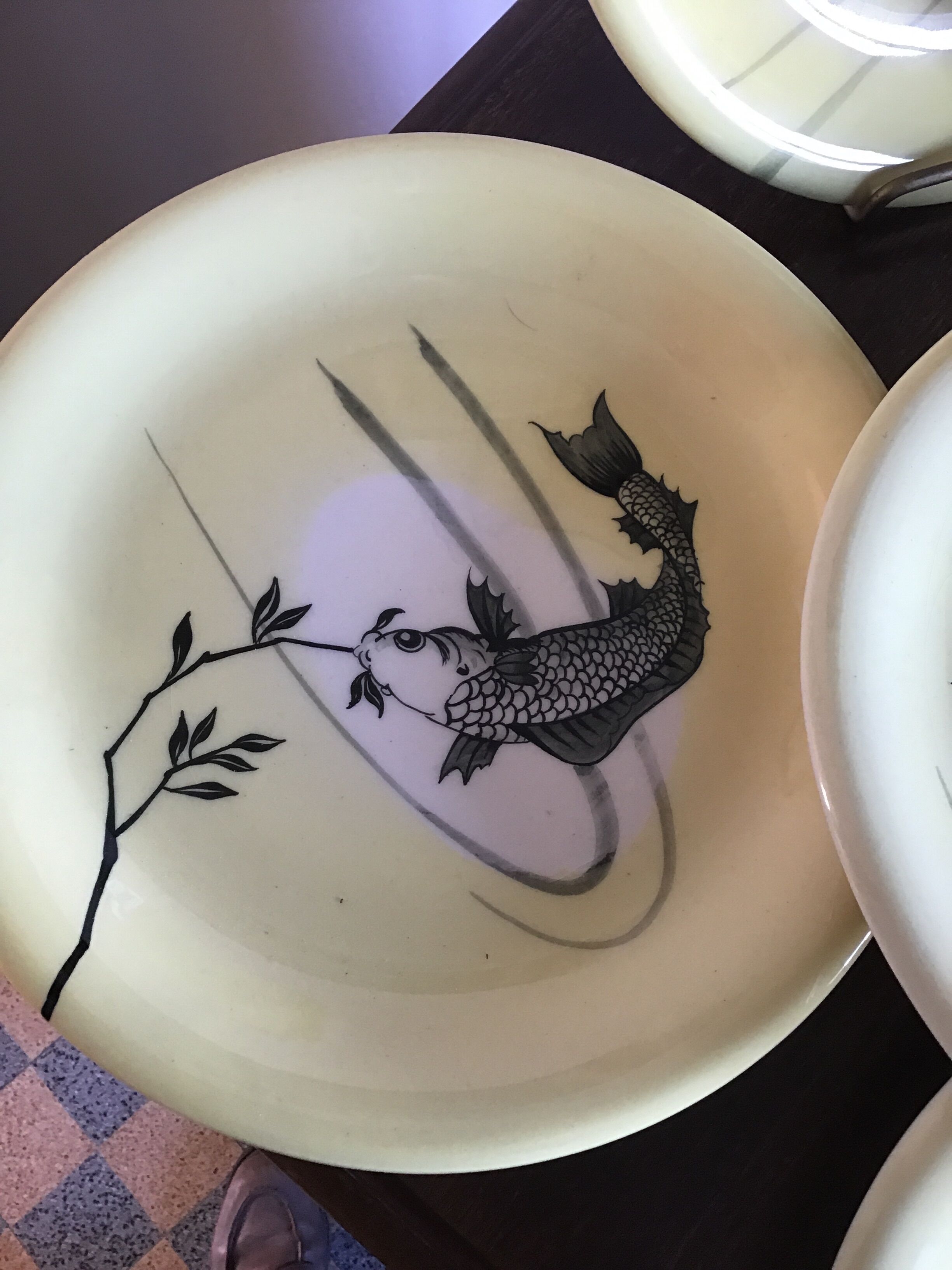 6 fish-decorated plates