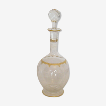 Carafe en cristal à décor d'entrelacs feuillagés dorés par Saint Louis