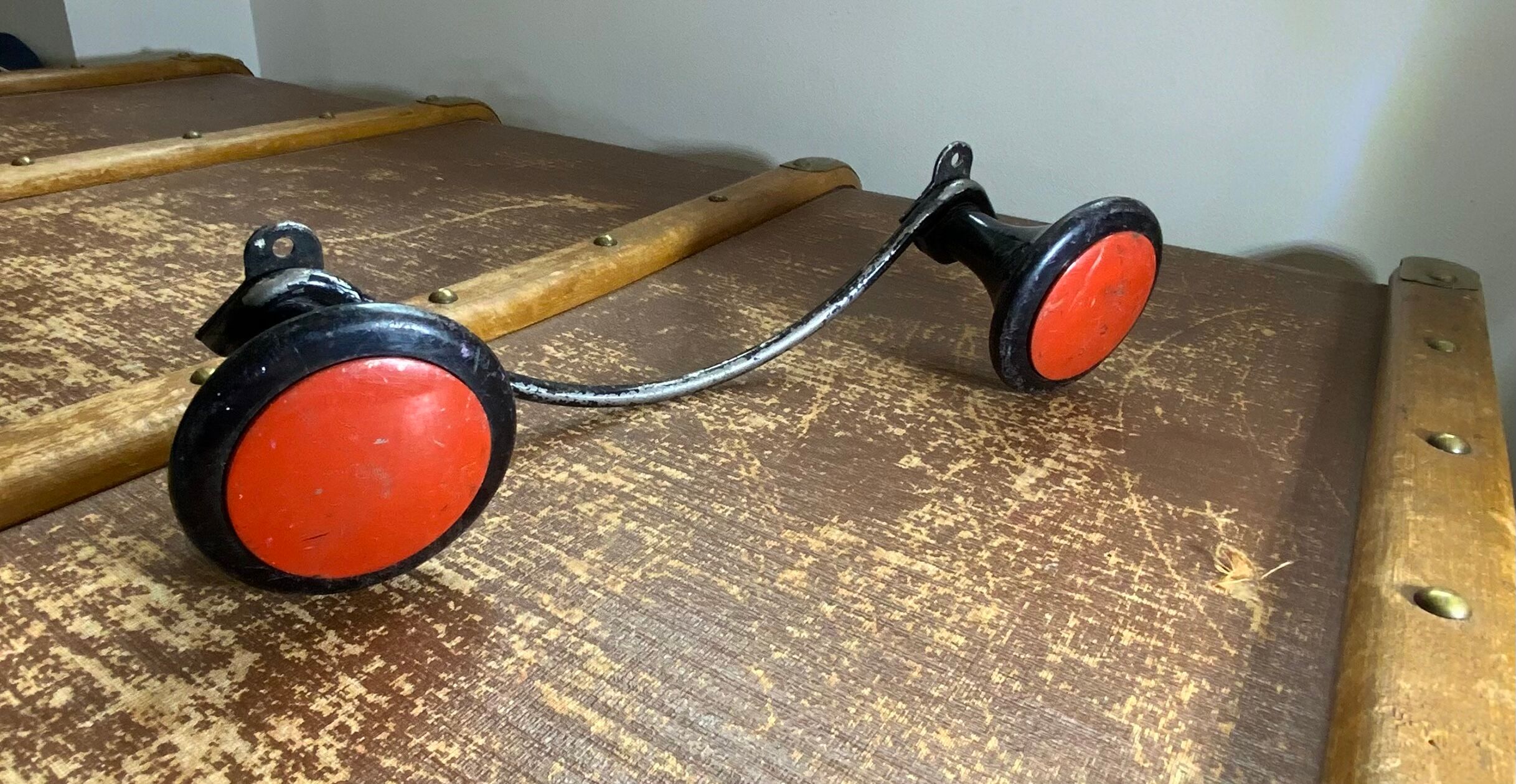 Vintage double hook in metal and plastic red and black