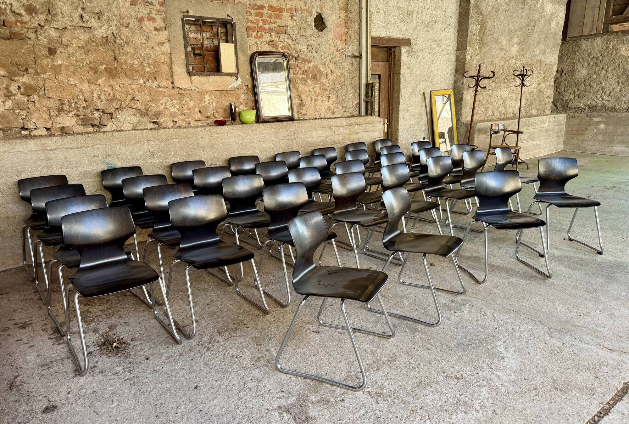 ✨ Set of 100 black Pagholz Flototto chairs – Chrome tubular frame