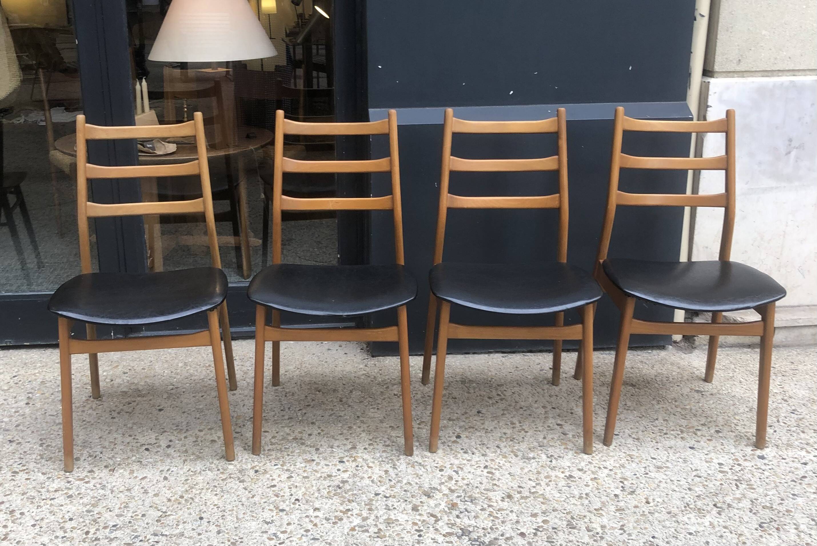 4 chaises années 60/70 bois et skaï noir