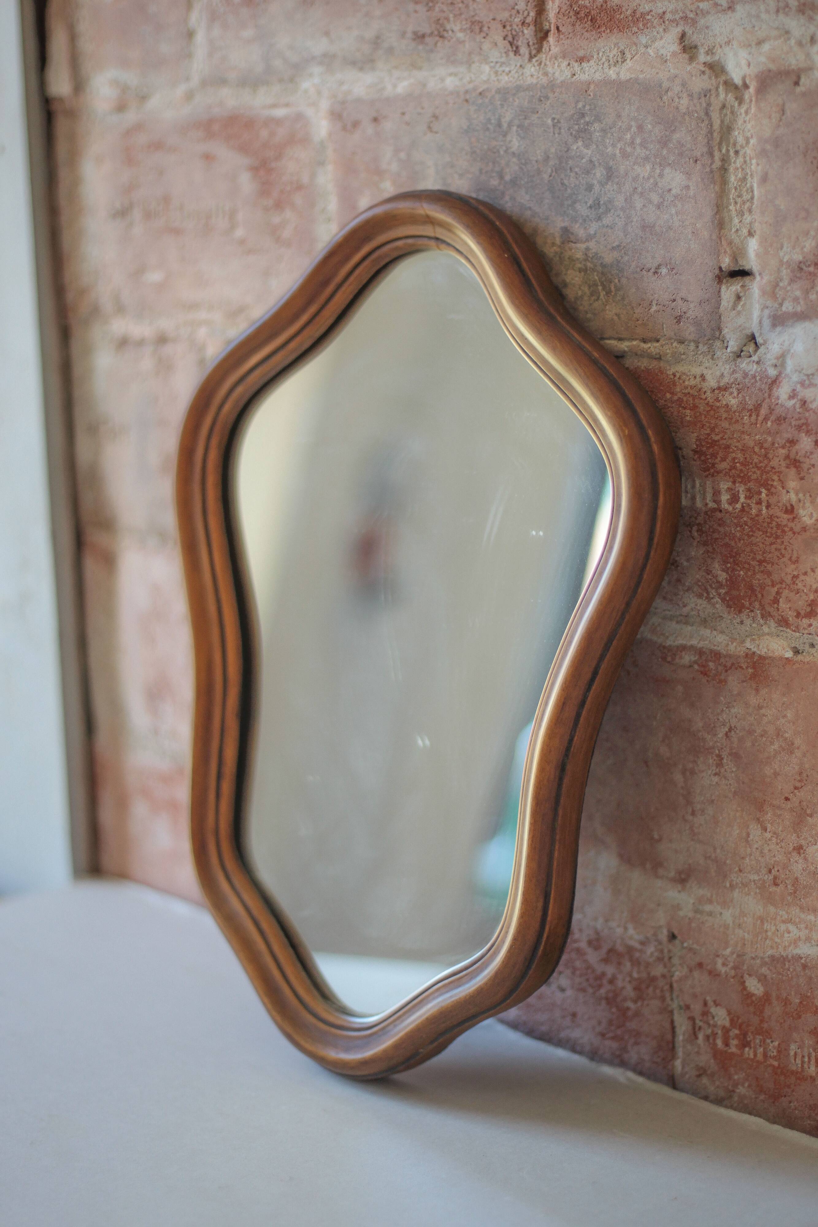 Miroir mural, forme chantourné