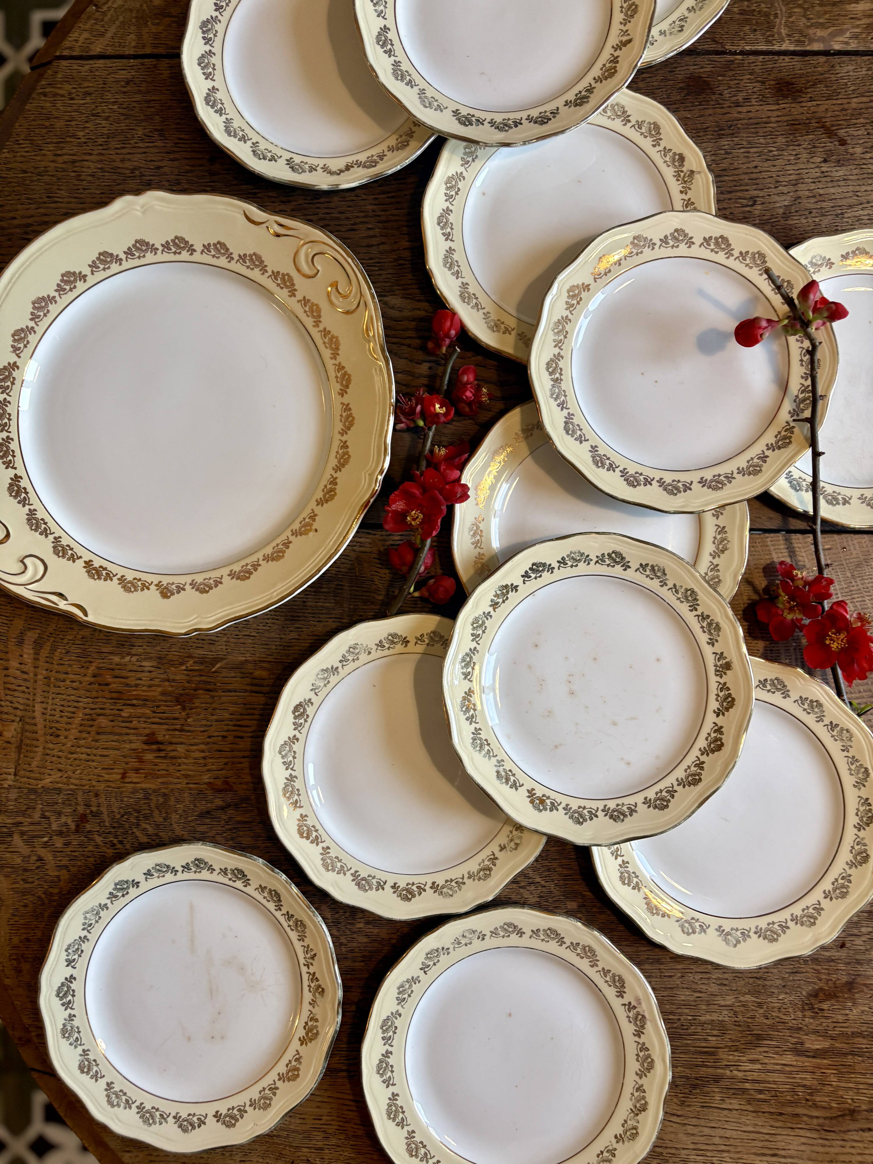 Vintage cake service l'Amandinoise in yellow and gold