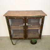 Armoire industrielle en fer avec portes en treillis sur roues, années 1960