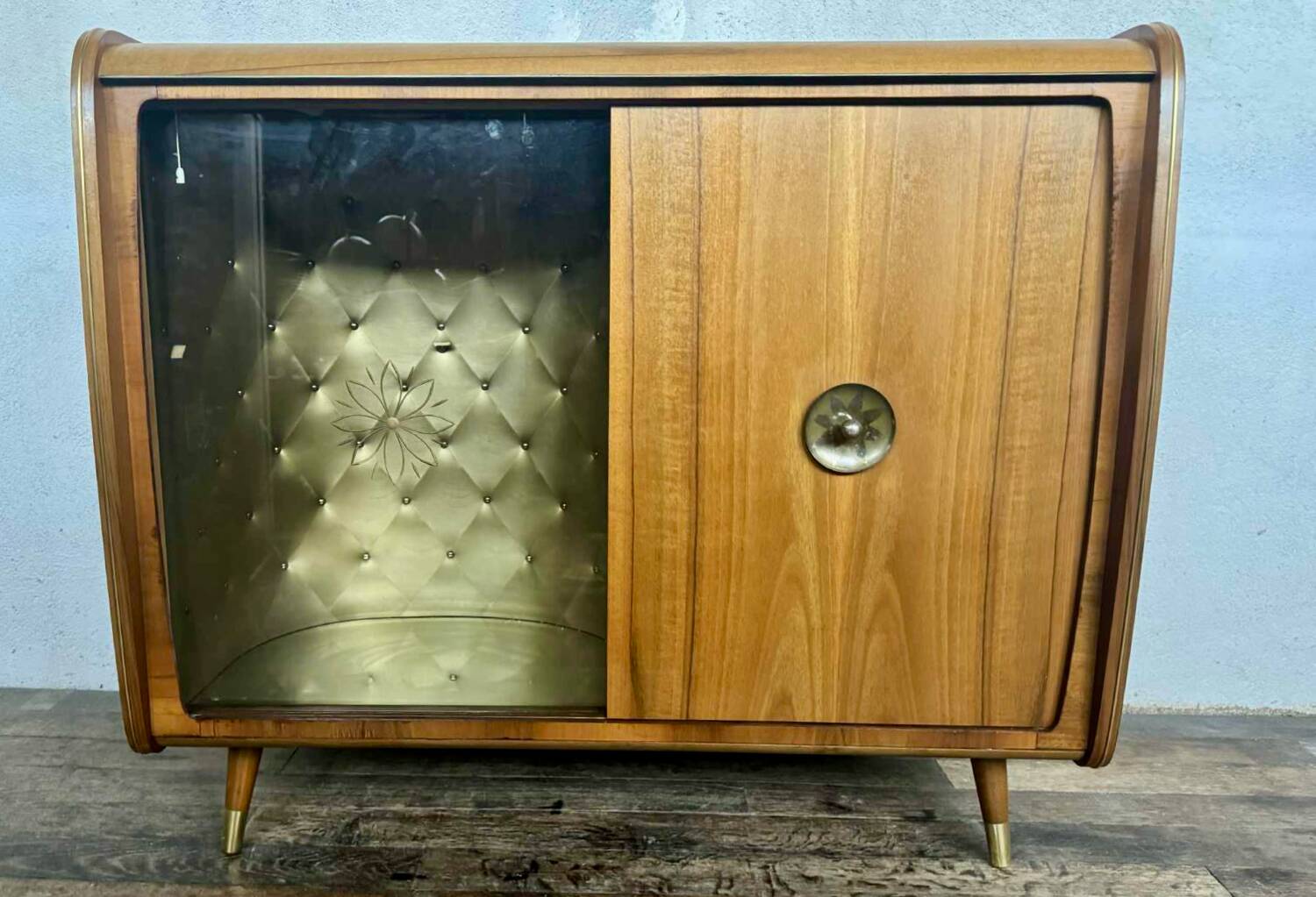 Small vintage bar suite