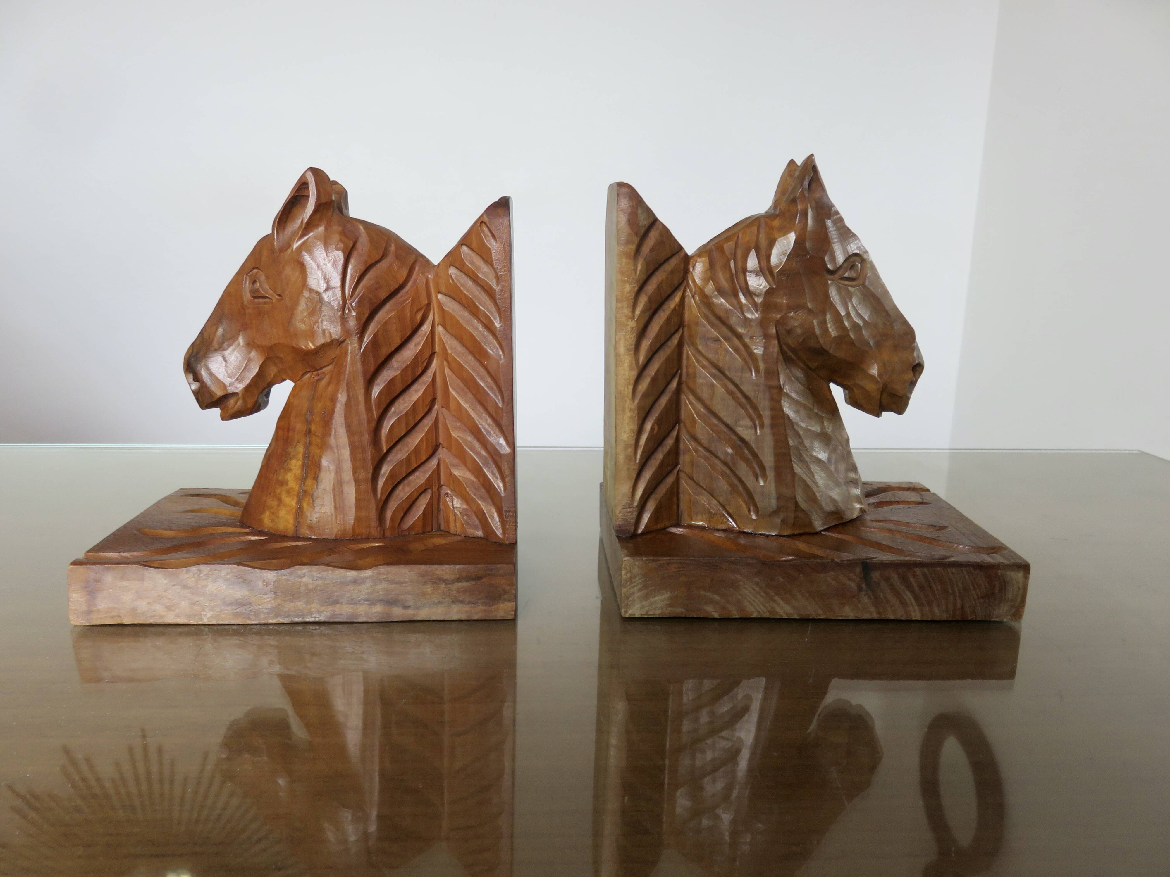Paire de serre livres "chevaux" en bois de hêtre taillé à la gouge, 30-40