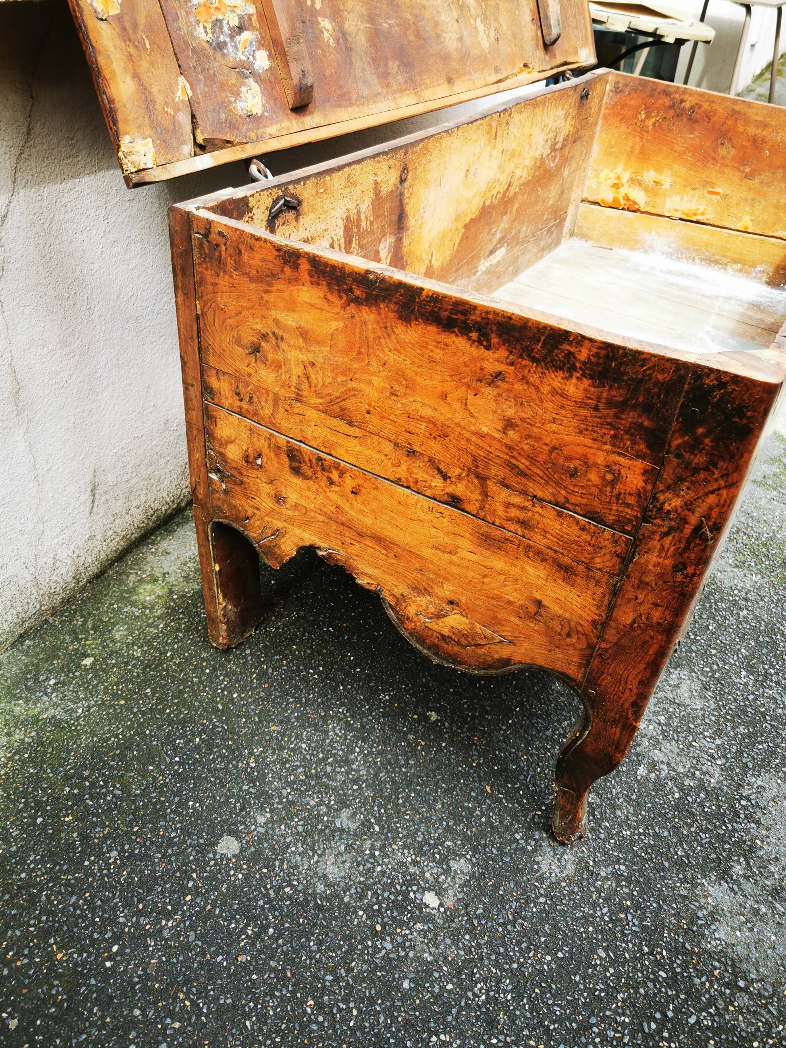 Maie, walnut/oak chest, early 19th century