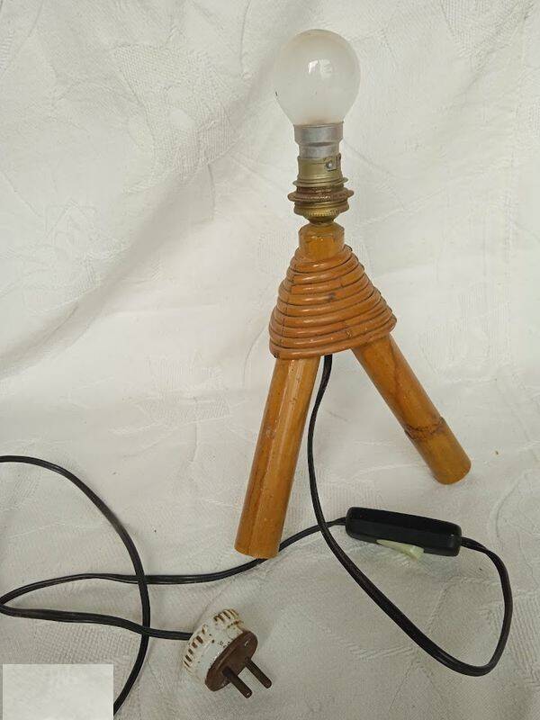 Lampe de table vintage en rotin – Tripode – Prise en porcelaine d’origine –