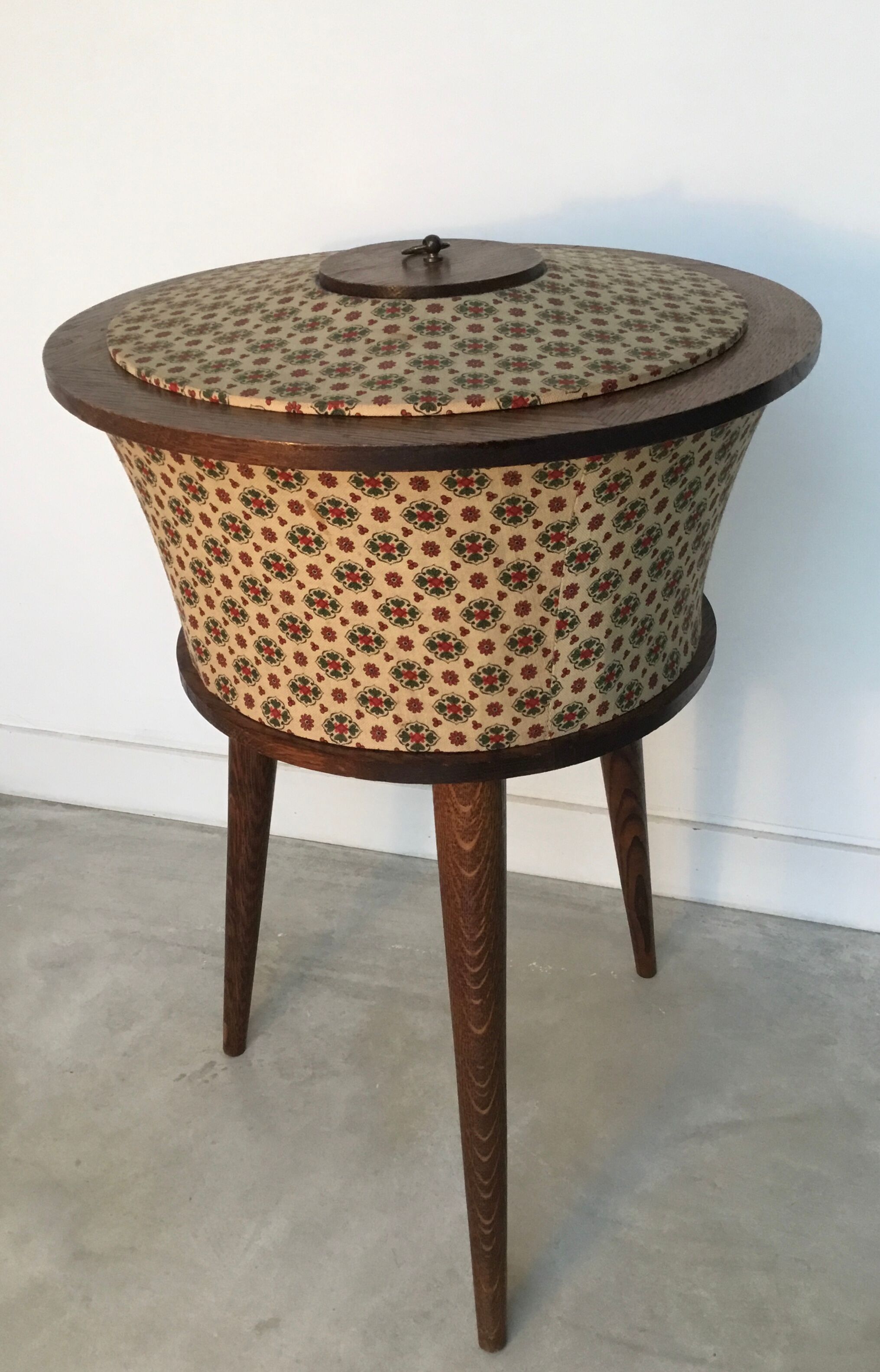 Vintage round tripod worker with tapered feet - 1960