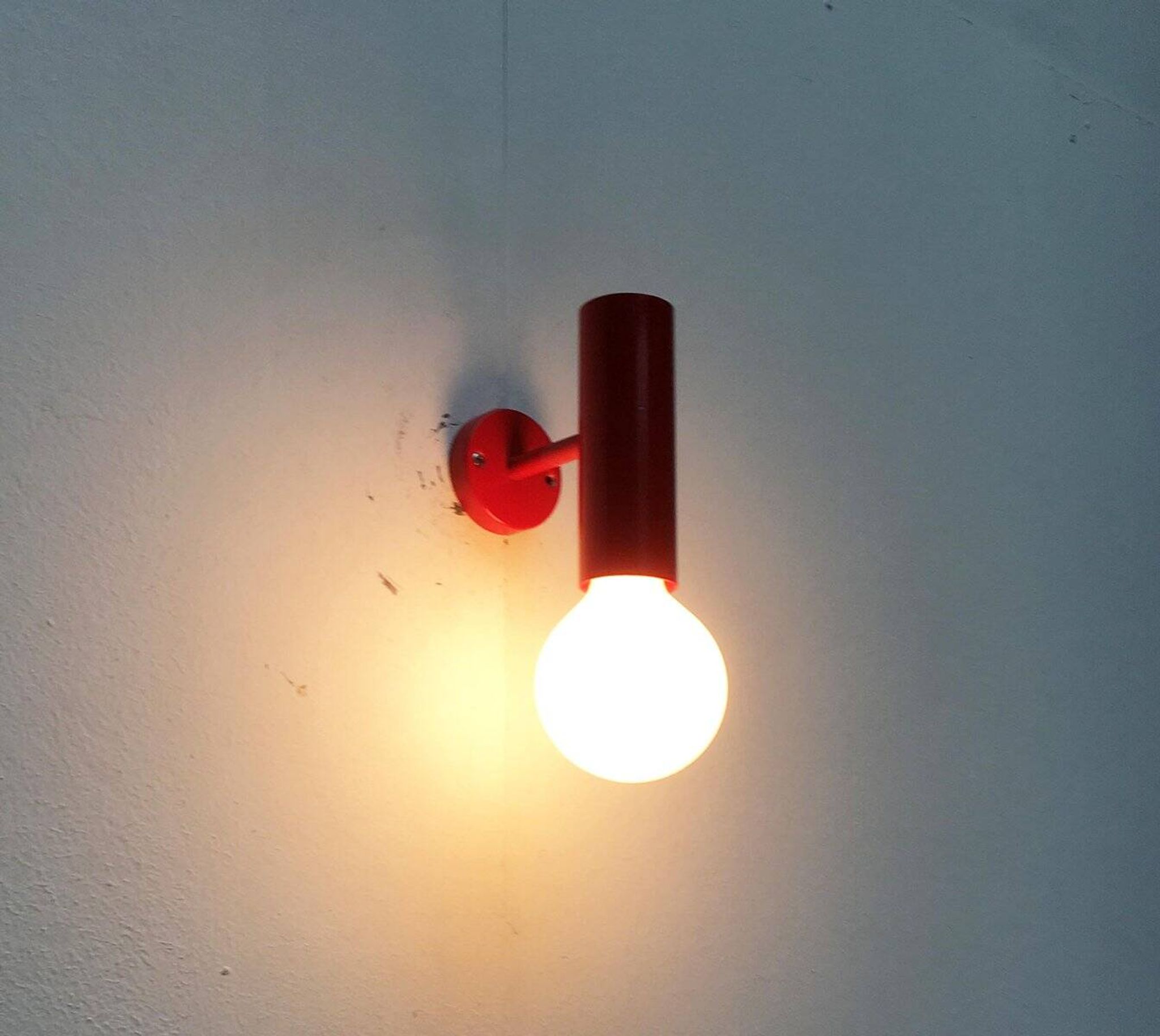 Paire d'appliques rouges minimalistes du milieu du siècle