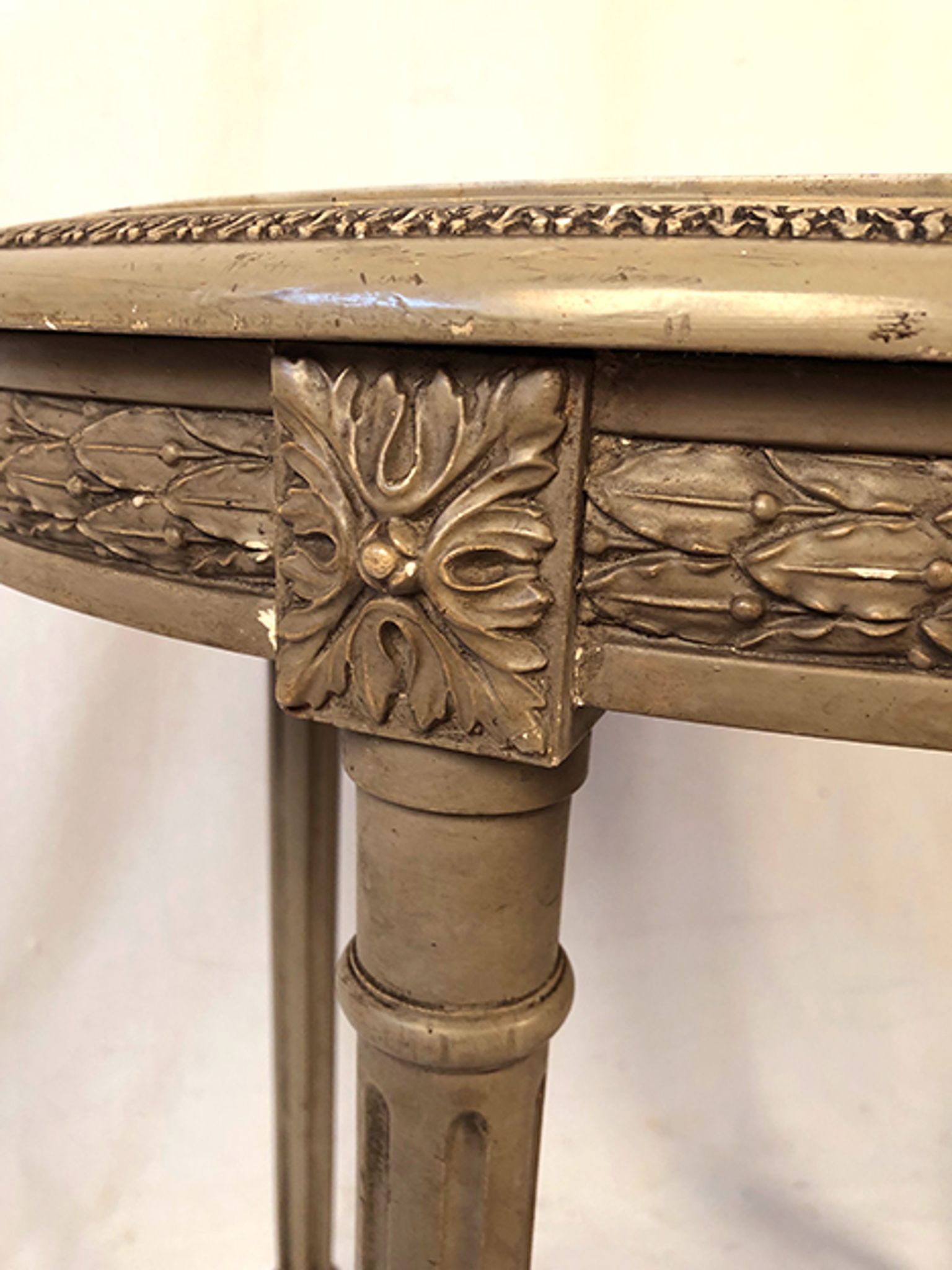 Guéridon ovale de style Louis XVI en bois laqué gris