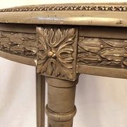 Guéridon ovale de style Louis XVI en bois laqué gris