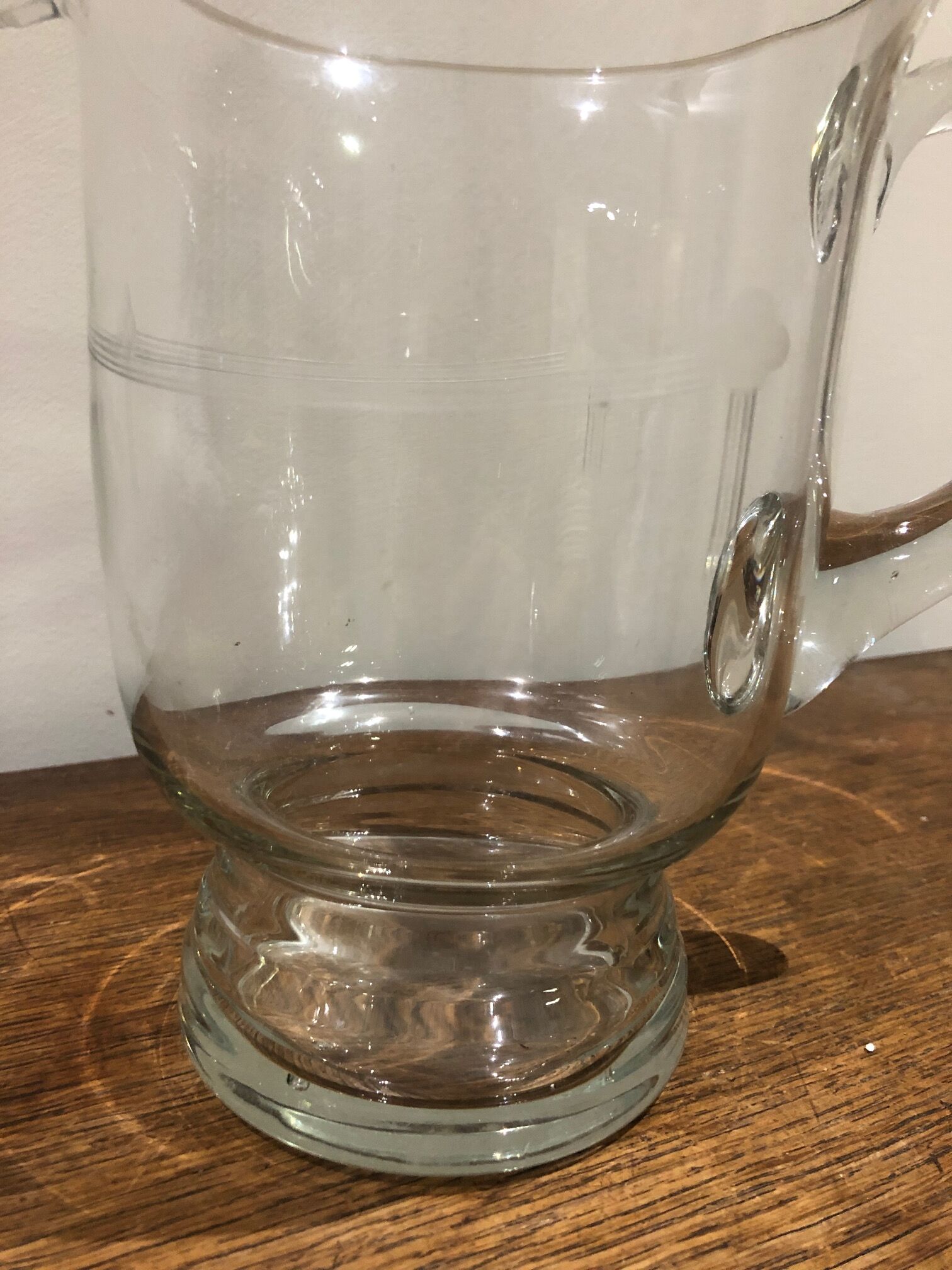 Cruche en verre ciselé années 50