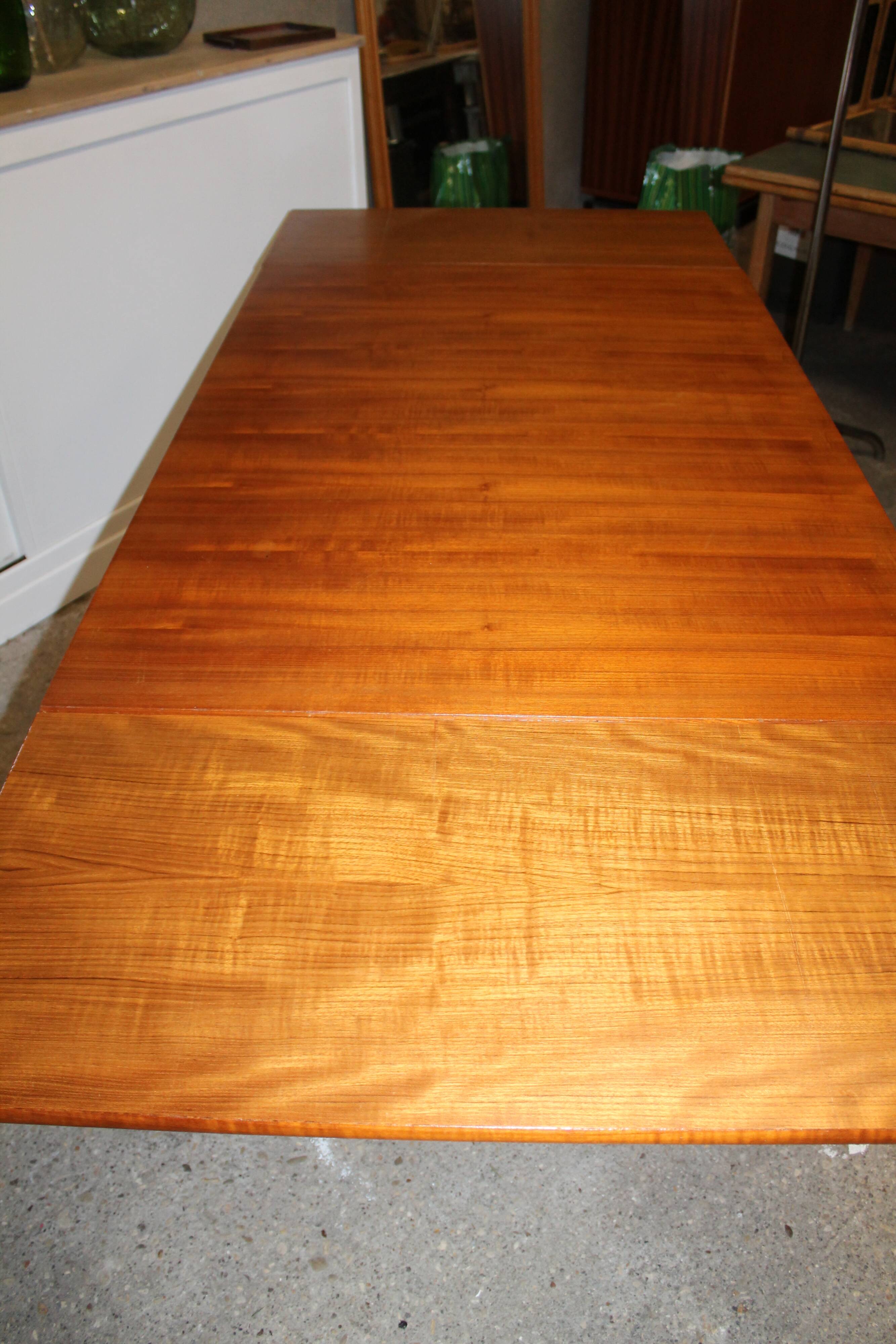 Scandinavian expandable table