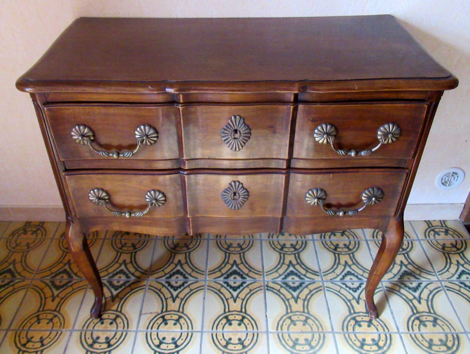 Small "crossbow" chest of drawers, Louis XV style, in walnut