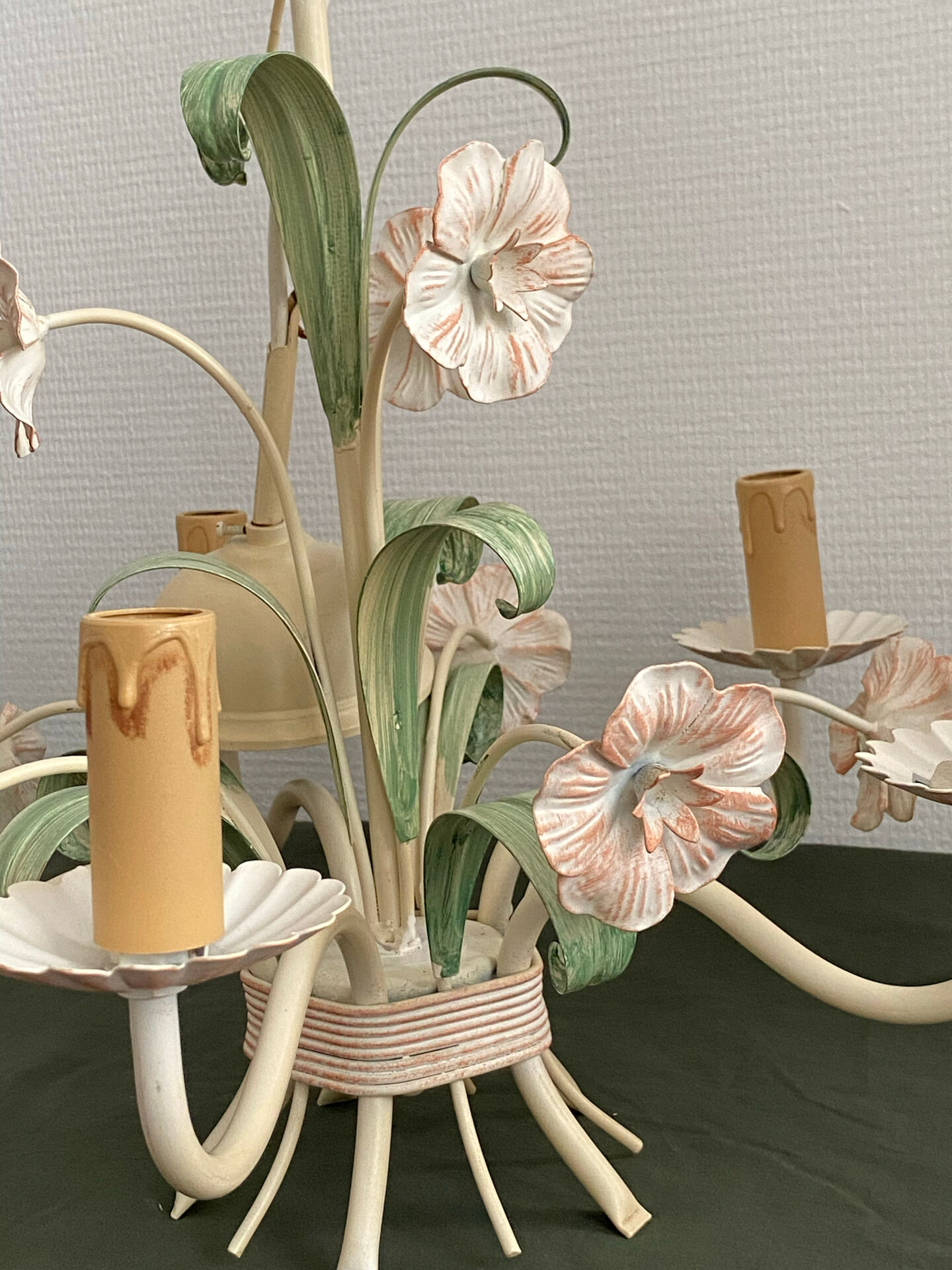 Five-branch enamelled metal chandelier with pink flower decoration.