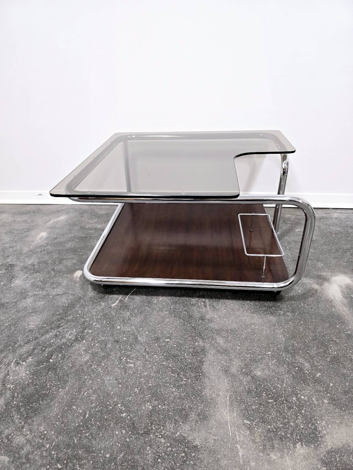 Table basse bauhaus en noyer des années 1970